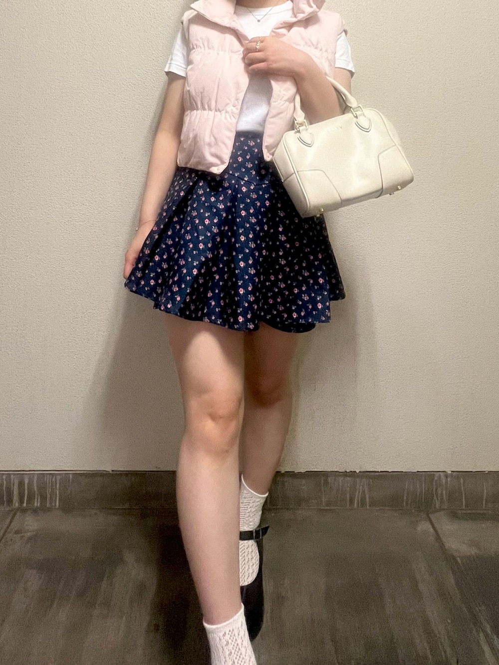 「秋っぽコーデ更新中、ローファー、パステルカラー、白Tシャツ、ホワイト、ミニスカート、厚底ブーツ、ガーリーコーデ、ガーリー」｜「UNIQLOのクルーネックT（半袖）（Tシャツ/カットソー、ホワイト系）」を使った、さくらさん（骨格ウェーブ・レディース・160cm）の秋コーディネートの3枚目の写真
