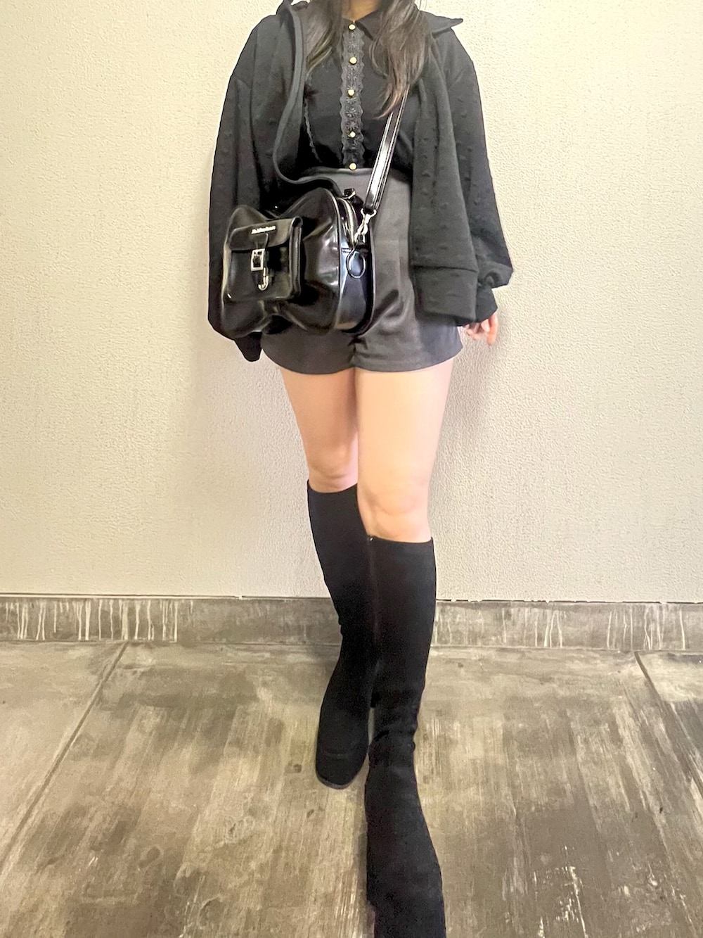 「秋コーデ、パーカーコーデ、ブラックコーデ、ロングブーツコーデ、ガーリーコーデ、ガーリー、ブラックガーリー、ブラックガーリーコーデ、ロングブーツ」｜「Lovilynのハートキルティングジップパーカー（パーカー、ブラック系）」を使った、さくらさん（骨格ウェーブ・レディース・160cm）の秋コーディネートの5枚目の写真