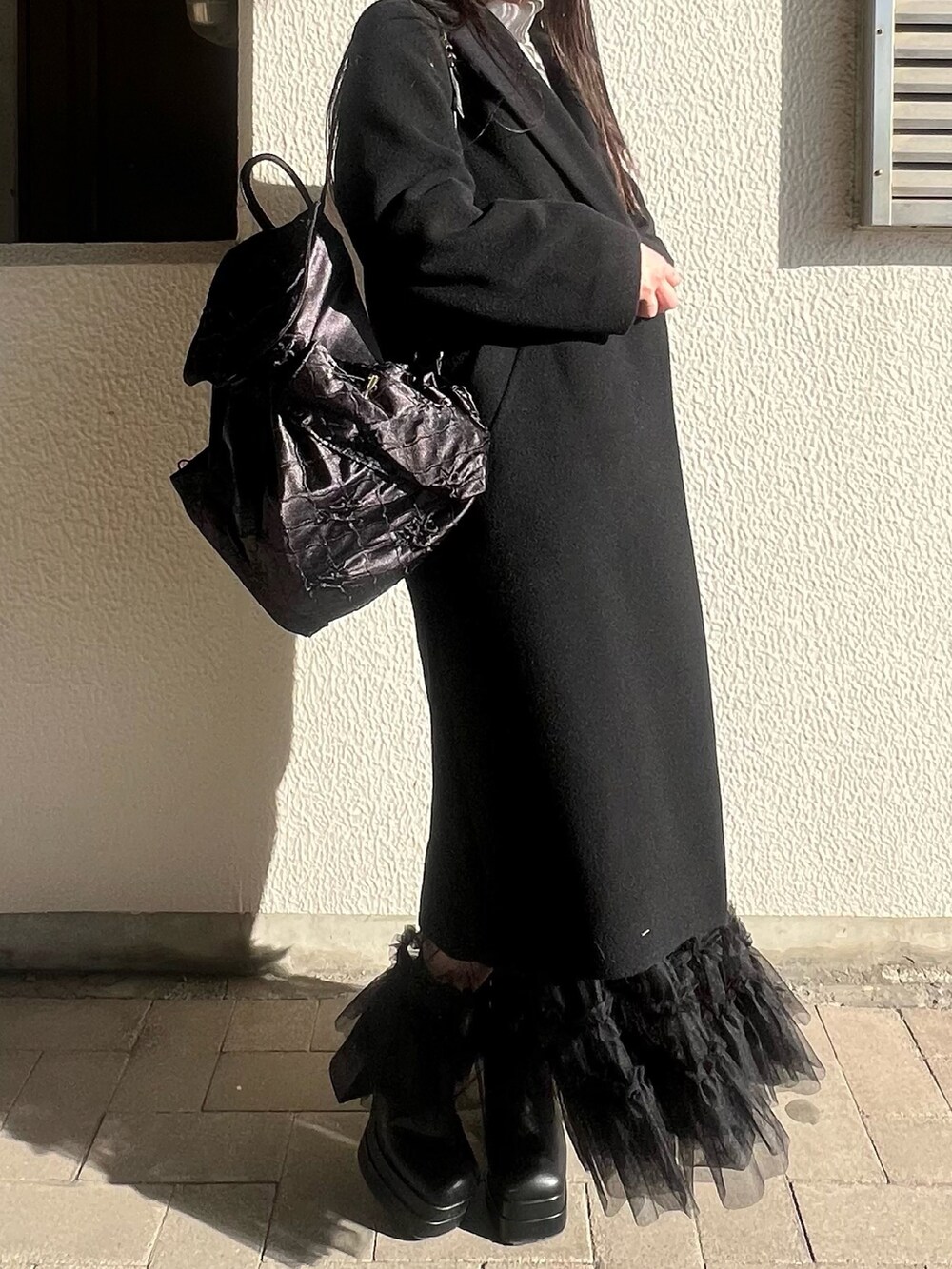 「冬コーデ、ロングコート、冬アウター、お出かけコーデ、きれいめカジュアル、大人ガーリー、ブーツスタイル、きれいめコーディネート、モノトーン、モノトーンコーデ、フリル、フリルスカート、ブラックコーデ、チェスターコート」｜「Lovilynのフリルスカート（スカート、ブラック系）」を使った、さくらさん（骨格ウェーブ・レディース・160cm）の冬コーディネートの4枚目の写真