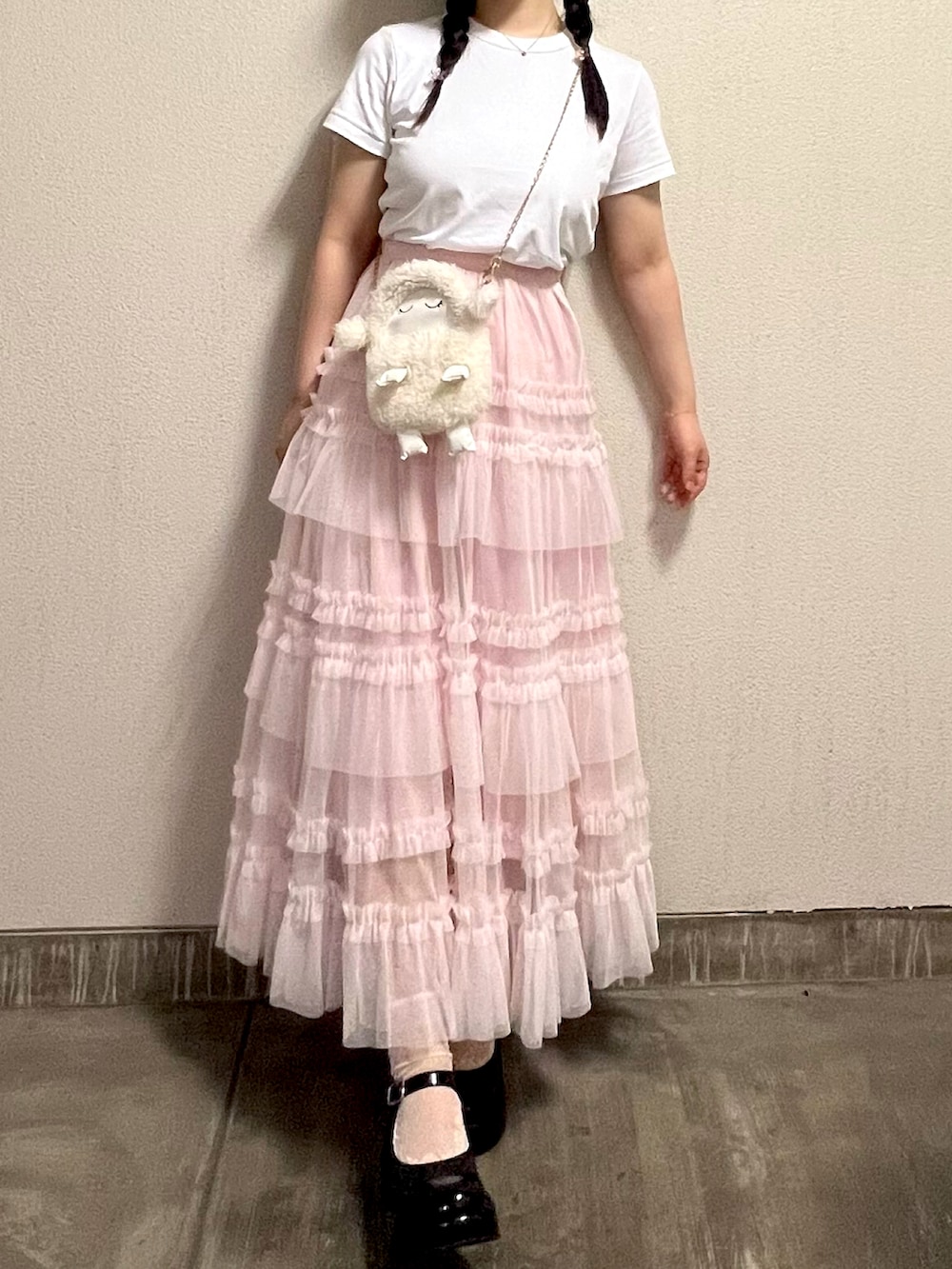 「白Tシャツ、ガーリーコーデ」｜「byあしながおじさんの厚底おでこストラップパンプス　8740175（パンプス、ブラック系）」を使った、さくらさん（骨格ウェーブ・レディース・160cm）の秋コーディネートの2枚目の写真