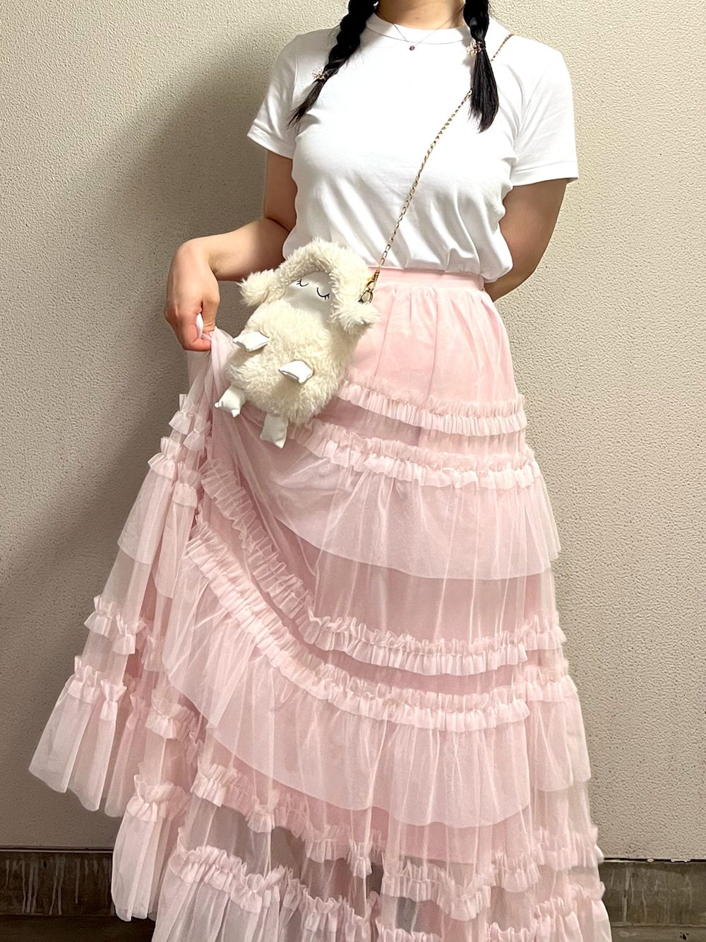 「白Tシャツ、ガーリーコーデ」｜「byあしながおじさんの厚底おでこストラップパンプス　8740175（パンプス、ブラック系）」を使った、さくらさん（骨格ウェーブ・レディース・160cm）の秋コーディネートの4枚目の写真