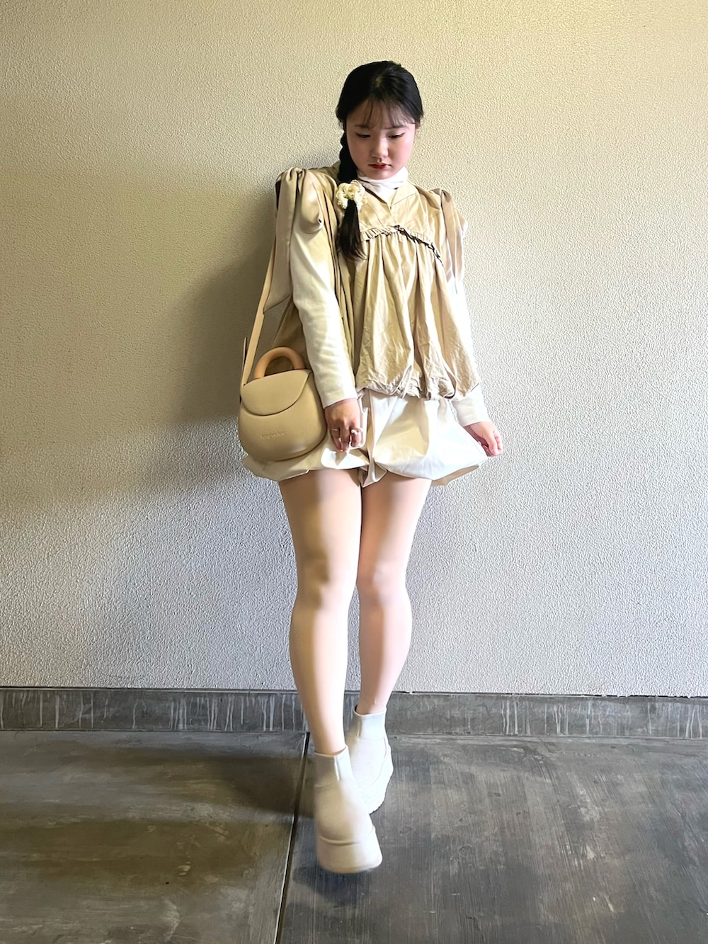 「春めき満開コーデ、春コーデ、大人カジュアル、ビスチェ、淡色コーデ、春色、休日スタイル、デートコーデ、ショートパンツ、お出かけコーデ、リボン、ショルダーバッグ、ミニスカート、かぼちゃパンツ」｜「UGGのUGG W CLASSIC MINI DIPPER PUFFER / アグ クラシック ミニ ディッパー パッファー（ブーツ、ホワイト系）」を使った、さくらさん（骨格ウェーブ・レディース・160cm）の春コーディネートの2枚目の写真