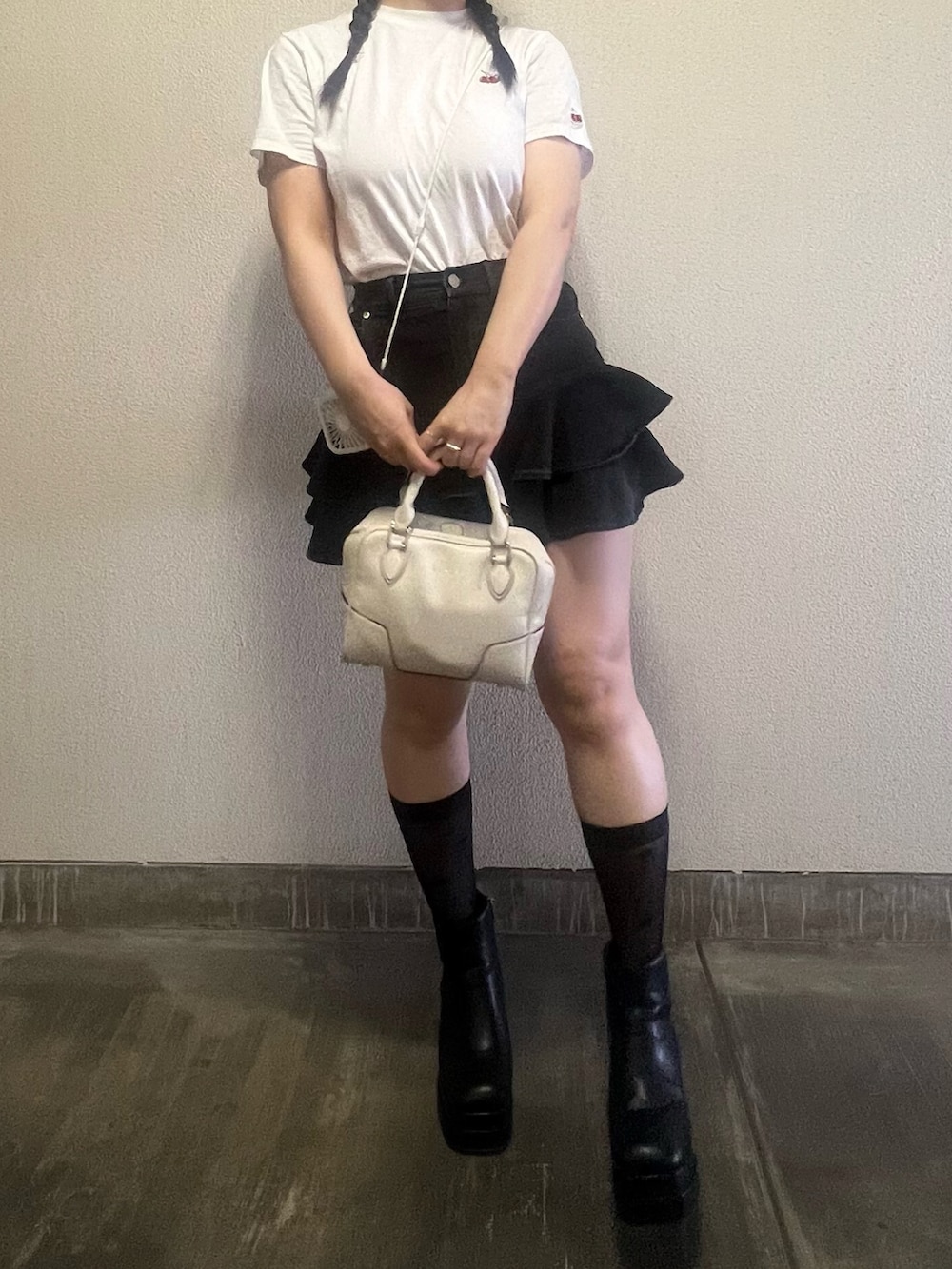 「秋っぽコーデ更新中、白Tシャツ、ロゴT、モノトーン、デニムスカート」｜「KIRSHのKIRSH SMALL CHERRY STANDARD T-SHIRT/キルシースモールチェリースタンダードTシャツ（Tシャツ/カットソー、ホワイト系）」を使った、さくらさん（骨格ウェーブ・レディース・160cm）の秋コーディネートの4枚目の写真