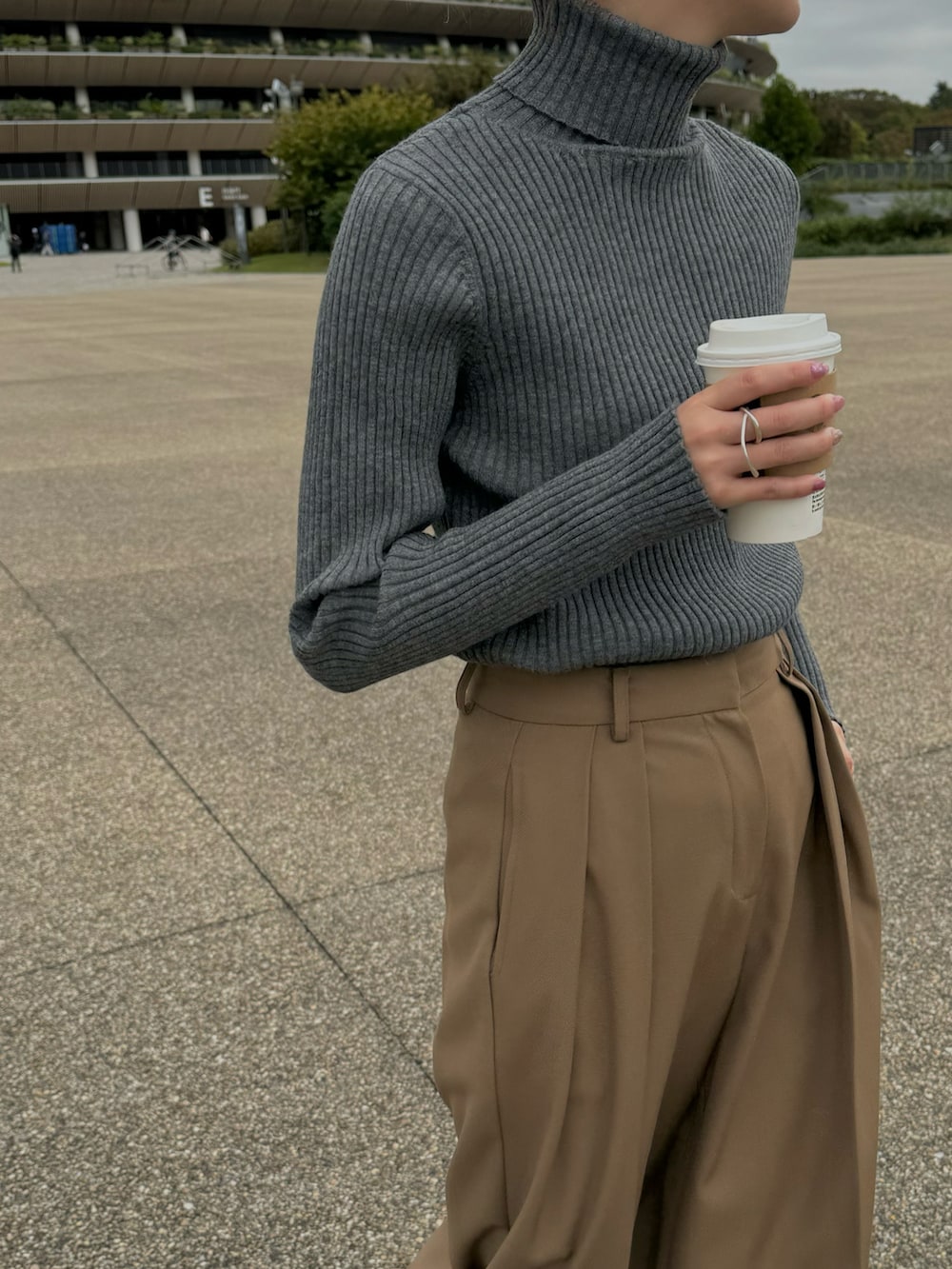 「タートルネック、バイカラー、スラックス、ニット、秋コーデ、冬コーデ」｜「TODAYFULのコットンツイルトラウザース（その他パンツ、ベージュ系）」を使った、haraさん（骨格ウェーブ・レディース・166cm）の秋コーディネートの2枚目の写真