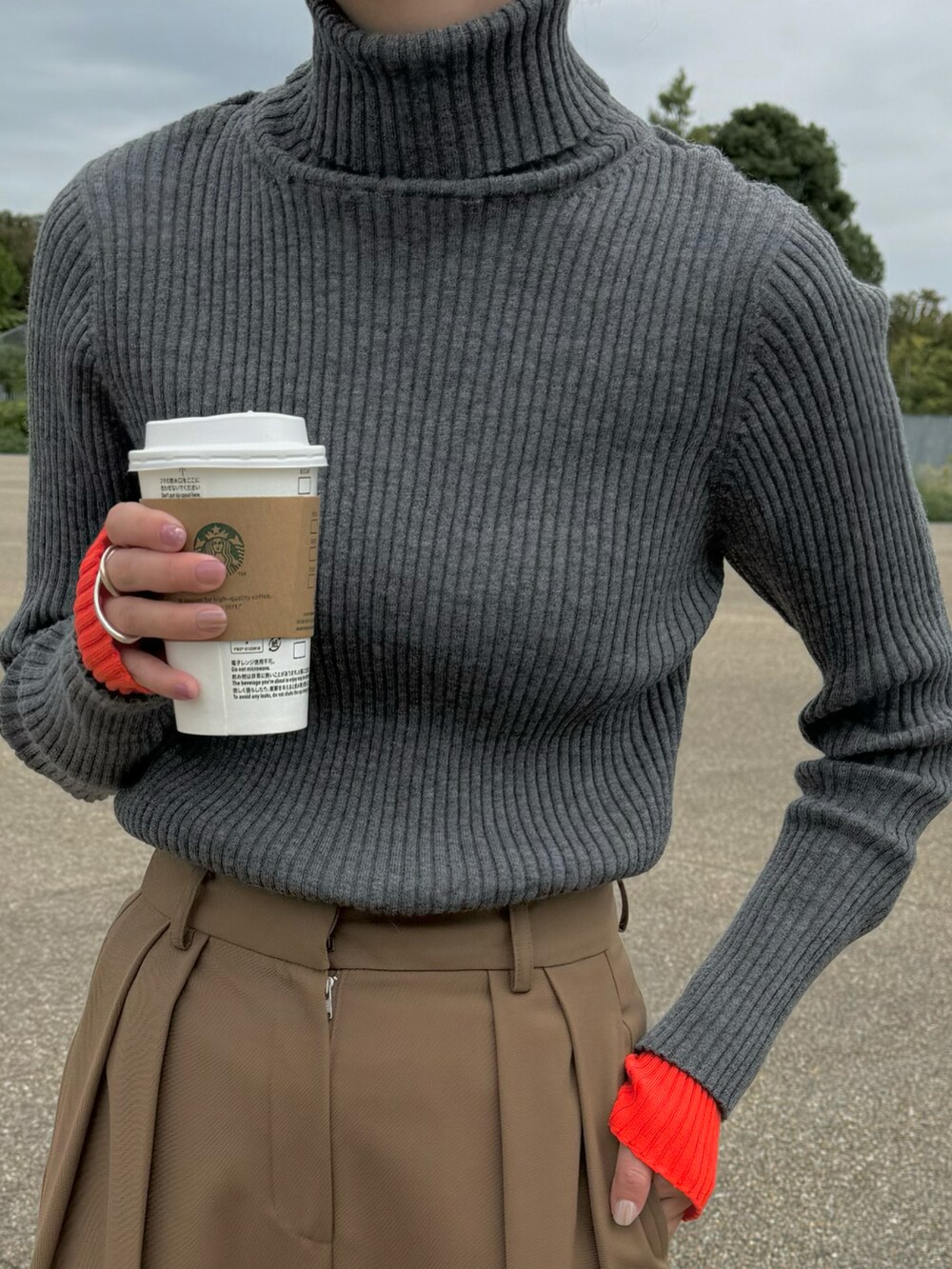 「タートルネック、バイカラー、スラックス、ニット、秋コーデ、冬コーデ」｜「TODAYFULのコットンツイルトラウザース（その他パンツ、ベージュ系）」を使った、haraさん（骨格ウェーブ・レディース・166cm）の秋コーディネートの3枚目の写真