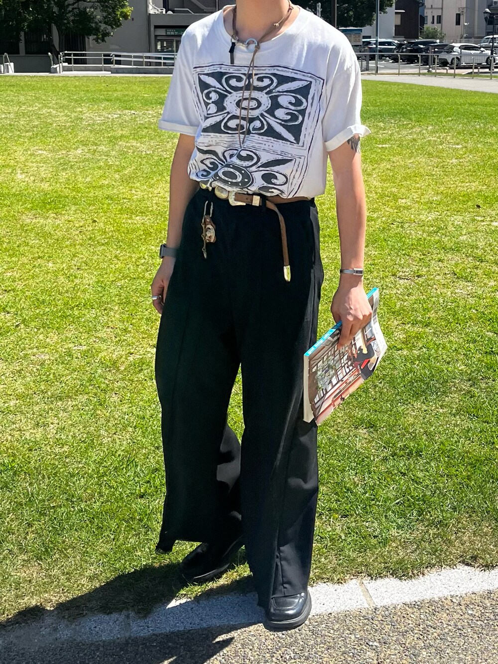 ホワイト系のTシャツ/カットソー、ベージュ系のネックレスを着用したメンズの秋コーディネートの2枚目の写真