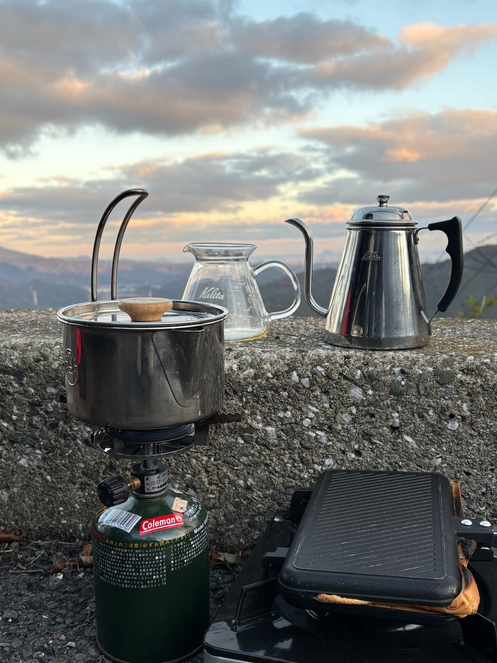 ブラウン系のベスト、ホワイト系のスウェット、ブルー系のキャップを着用したメンズの冬コーディネートの3枚目の写真