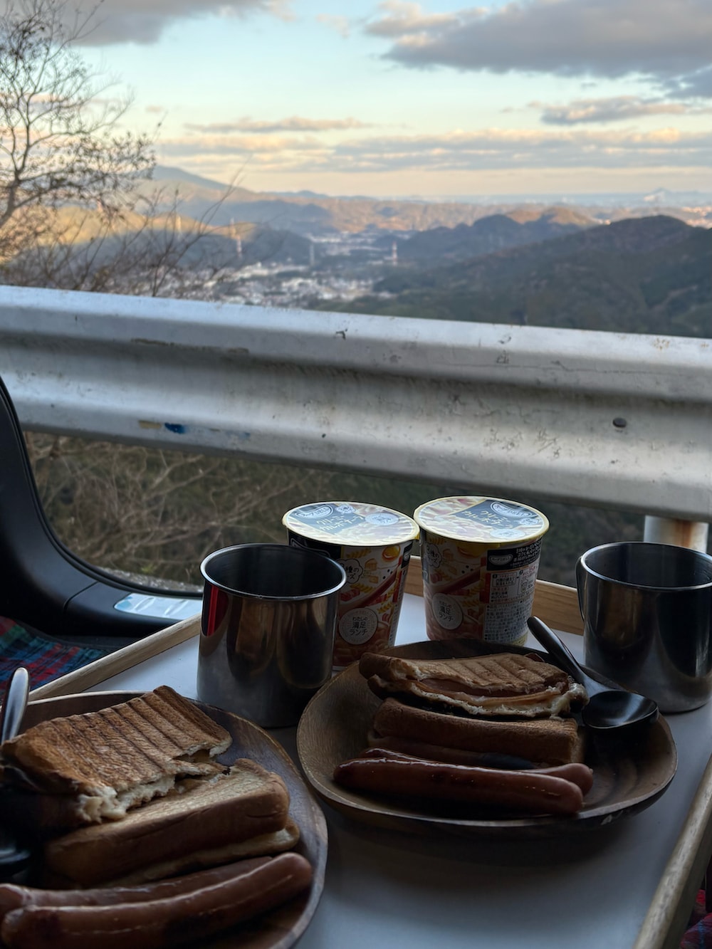 ブラウン系のベスト、ホワイト系のスウェット、ブルー系のキャップを着用したメンズの冬コーディネートの4枚目の写真