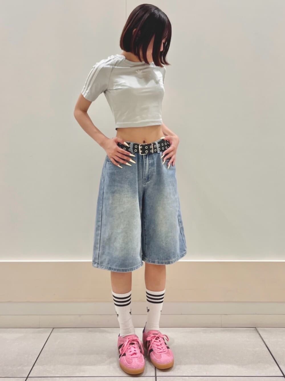 グレー系のTシャツ/カットソー、ピンク系のスニーカーを着用したレディースの夏コーディネートの2枚目の写真