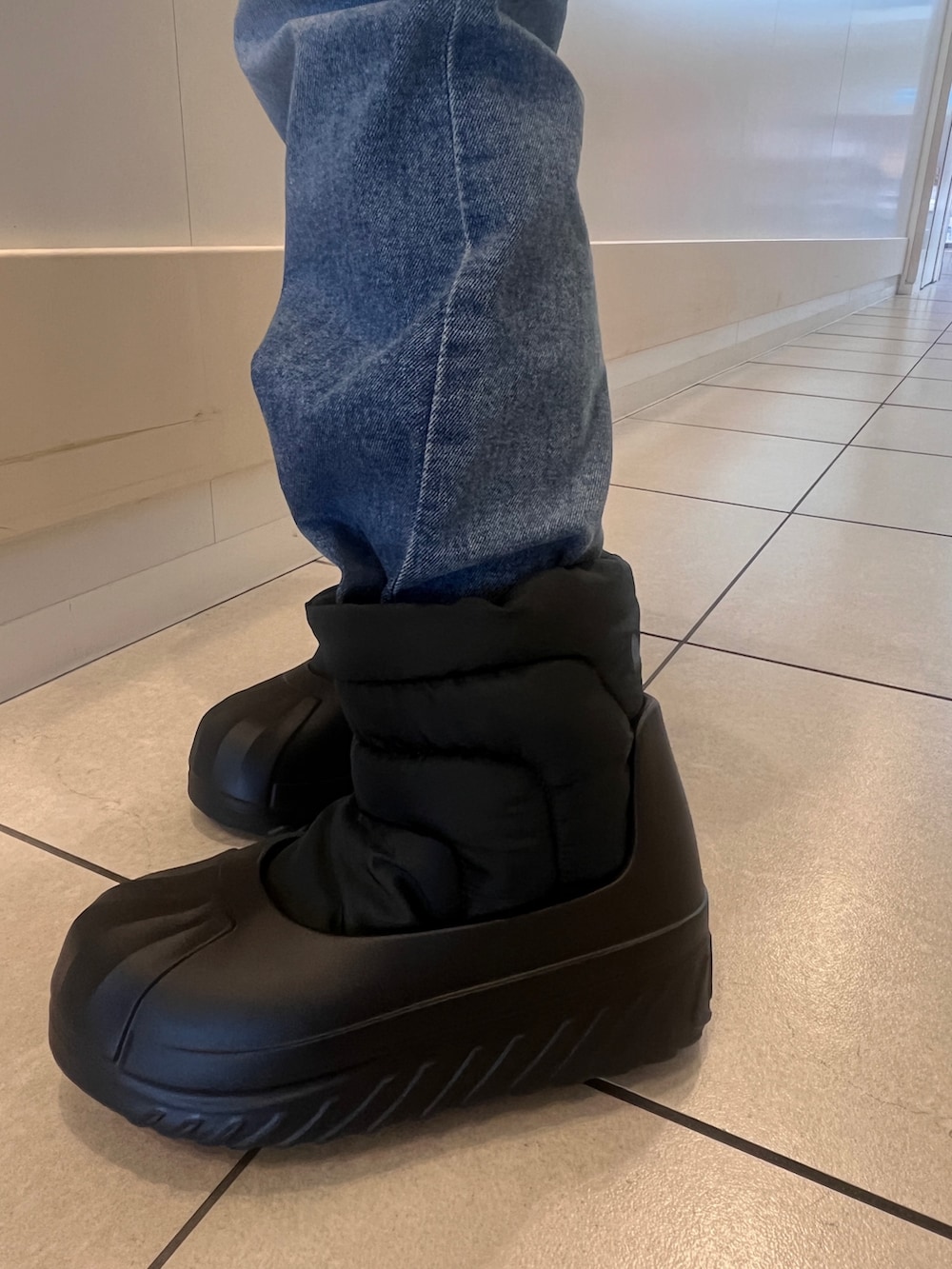 ブラック系のスニーカー、ブルー系のジャージを着用したレディースの秋コーディネートの2枚目の写真