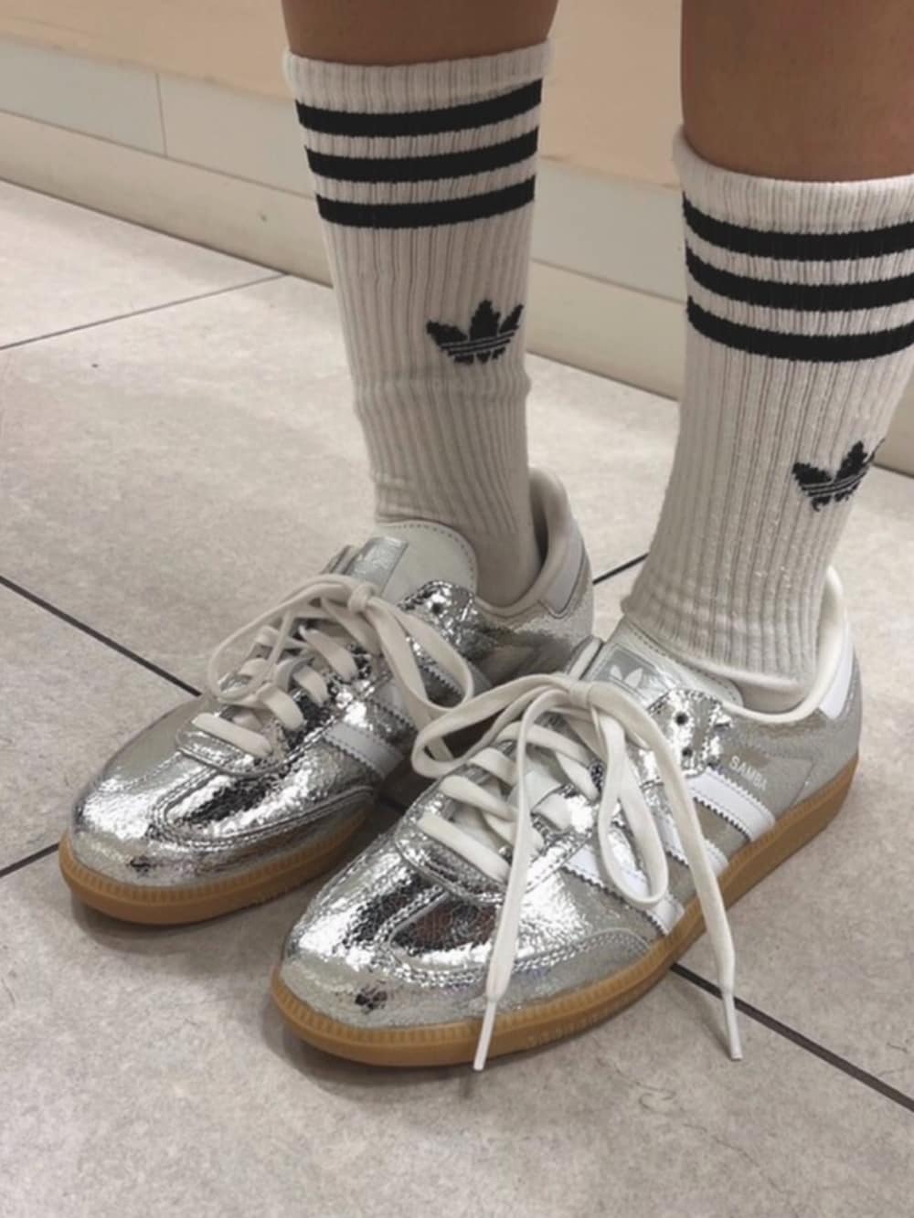 ブラック系のTシャツ/カットソー、シルバー系のスニーカーを着用したレディースの夏コーディネートの2枚目の写真