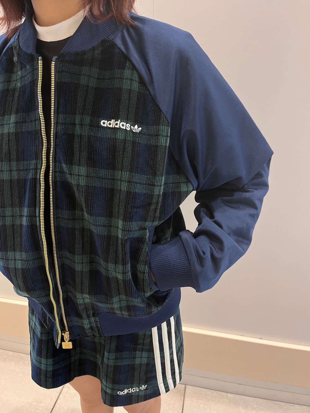 ブルー系のスカート、ブルー系のダウンジャケット/コートを着用したレディースの冬コーディネートの2枚目の写真