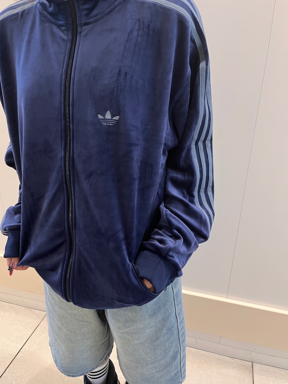 ブルー系のジャージ、ブラック系のスニーカーを着用したレディースの秋コーディネートの2枚目の写真