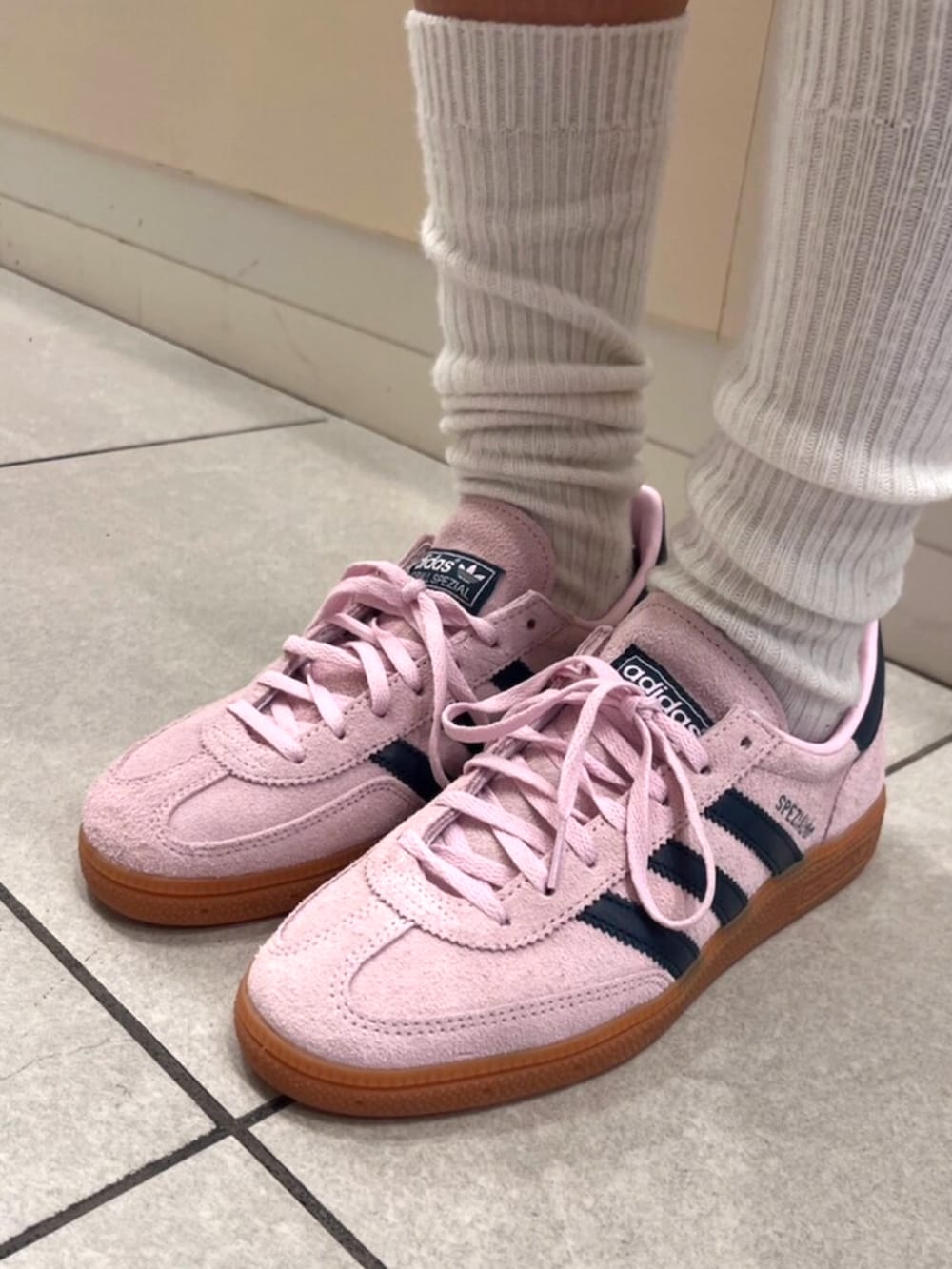 ブルー系のTシャツ/カットソー、ブラック系のカーゴパンツ、ピンク系のスニーカーを着用したレディースの夏コーディネートの2枚目の写真