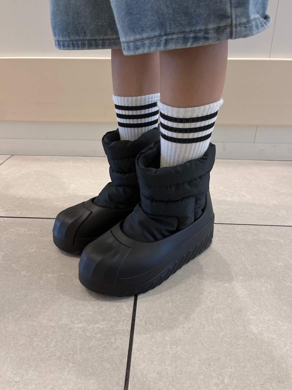 ブルー系のジャージ、ブラック系のスニーカーを着用したレディースの秋コーディネートの3枚目の写真