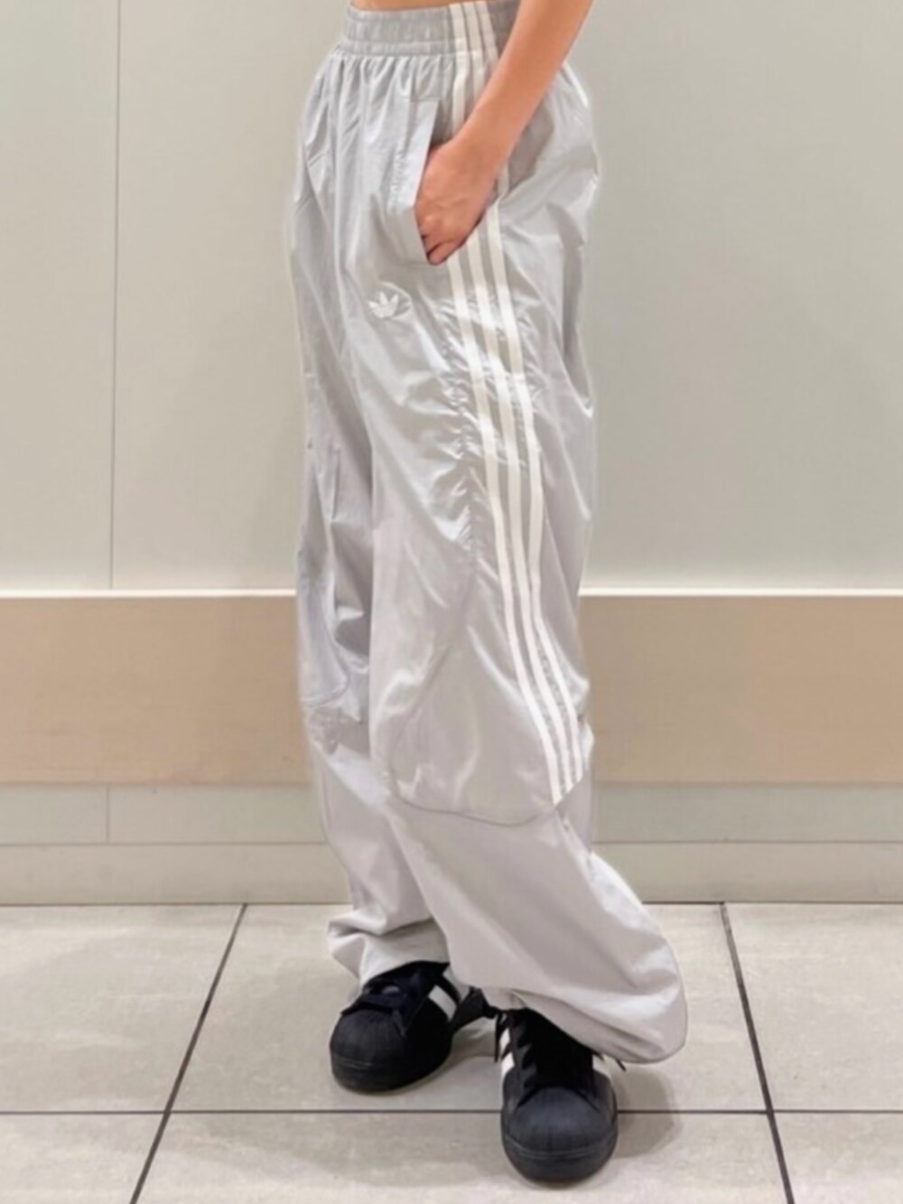 グレー系のTシャツ/カットソー、グレー系のその他パンツ、ブラック系のスニーカーを着用したレディースの夏コーディネートの2枚目の写真