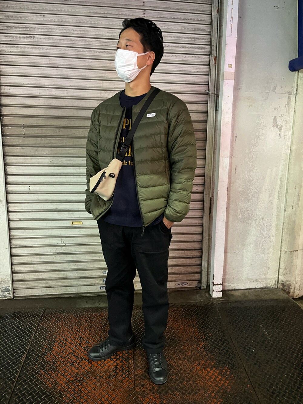 ブルー系のダウンジャケット/コートを着用したメンズの冬コーディネートの2枚目の写真