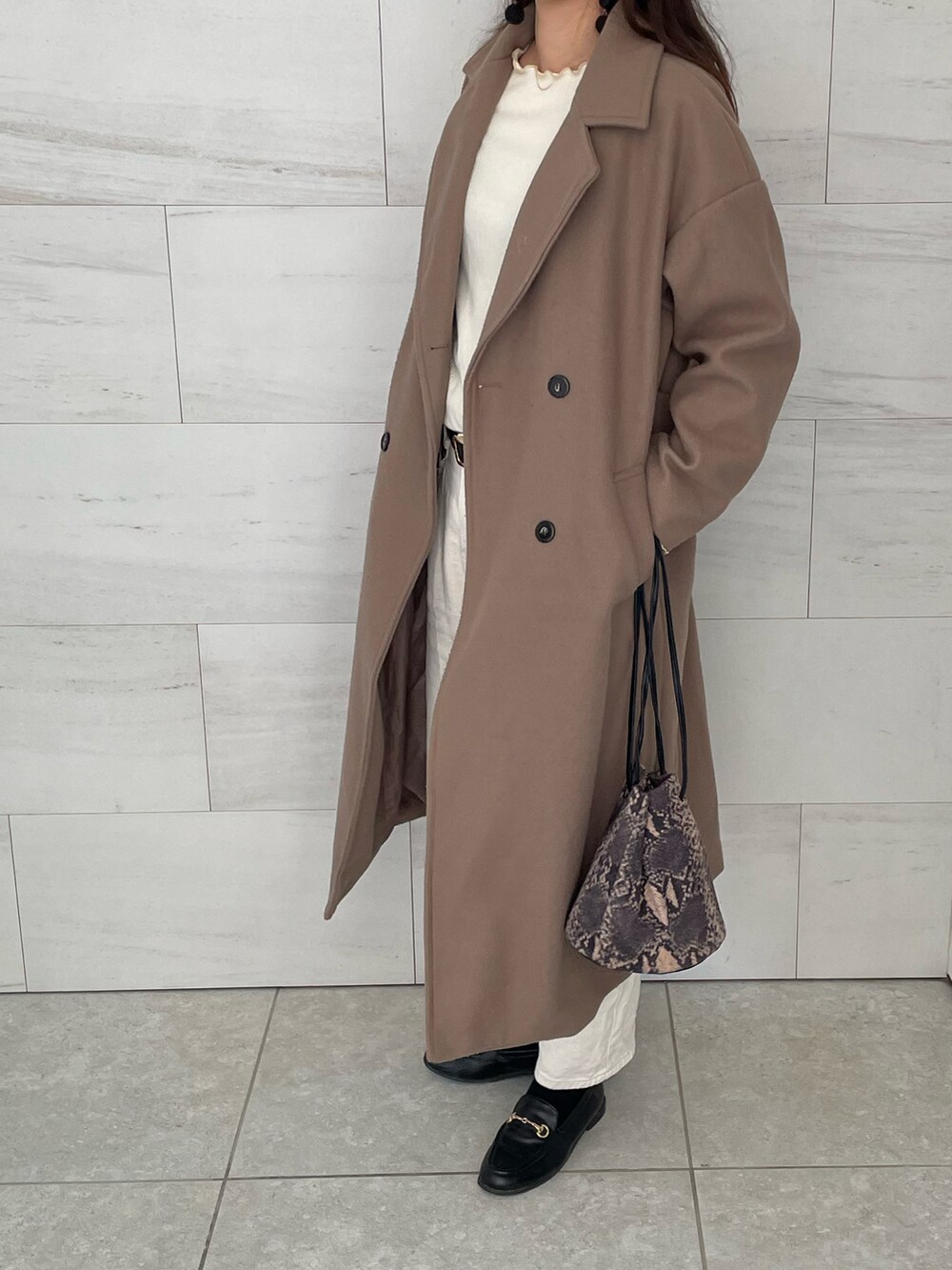 ホワイト系のTシャツ/カットソー、ホワイト系のデニムパンツ、ブラック系のその他シューズを着用したレディースの冬コーディネートの2枚目の写真