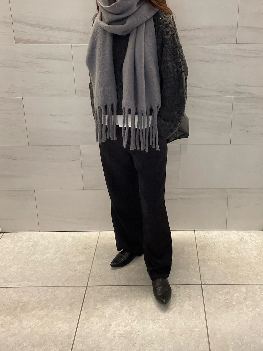 ブラック系のニット/セーター、ブラック系のスラックス、ブラック系のパンプスを着用したレディースの冬コーディネートの2枚目の写真