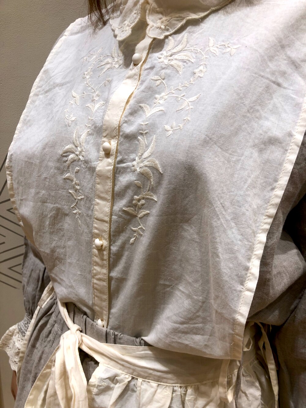 ベージュ系のスカート、ベージュ系のシャツ/ブラウスを着用したレディースの冬コーディネートの2枚目の写真