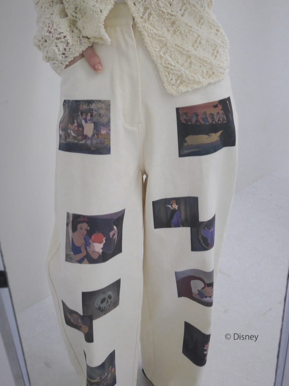 ホワイト系のニット/セーター、ホワイト系のその他パンツ、ブラック系のパンプスを着用したレディースの冬コーディネートの3枚目の写真