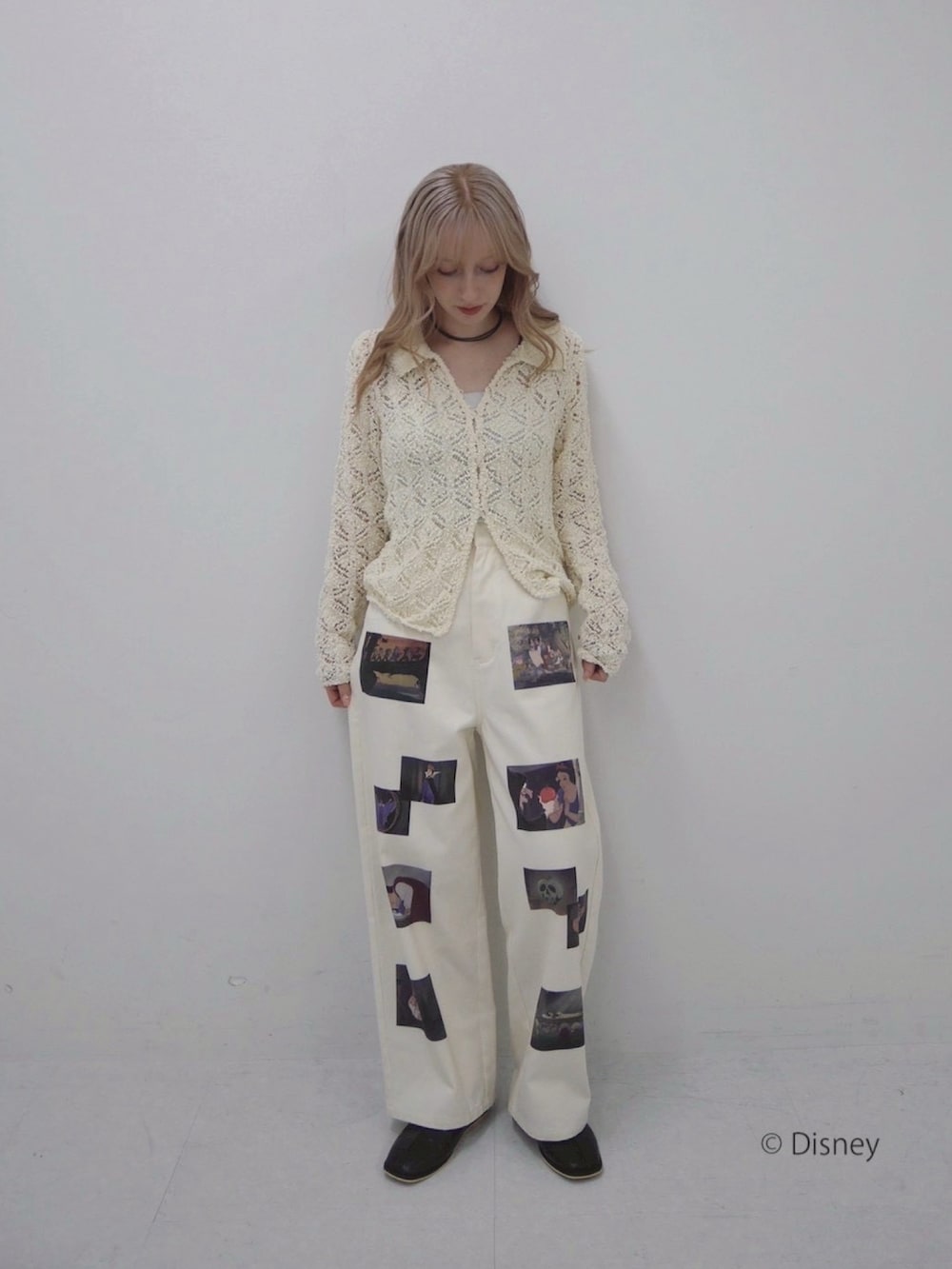 ホワイト系のニット/セーター、ホワイト系のその他パンツ、ブラック系のパンプスを着用したレディースの冬コーディネートの2枚目の写真