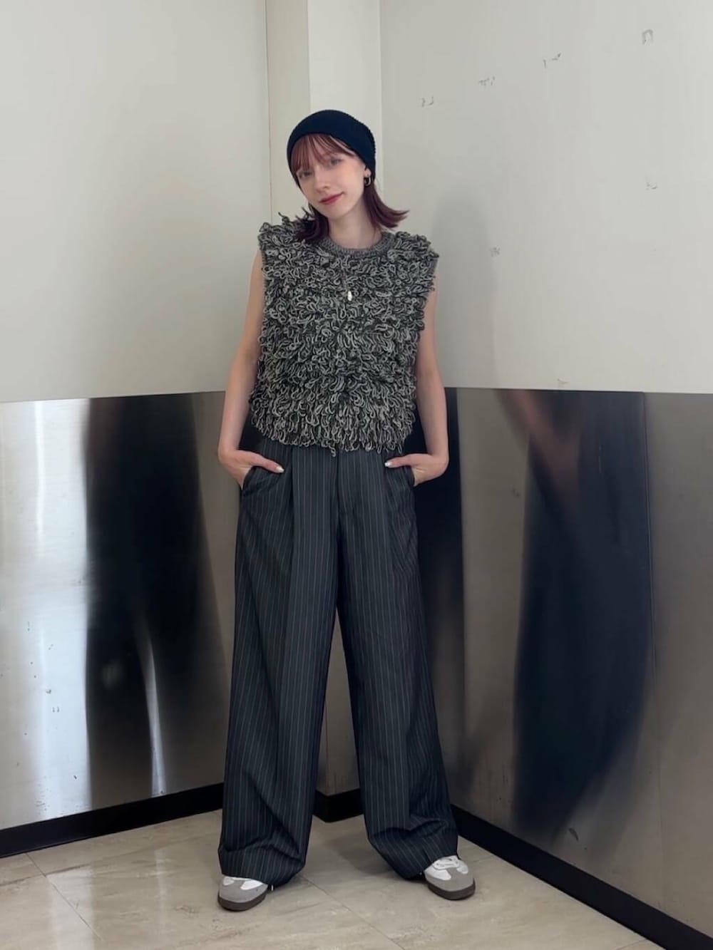 グレー系のその他パンツ、グレー系のベスト、ブルー系のニットキャップ/ビーニーを着用したレディースの夏コーディネートの3枚目の写真