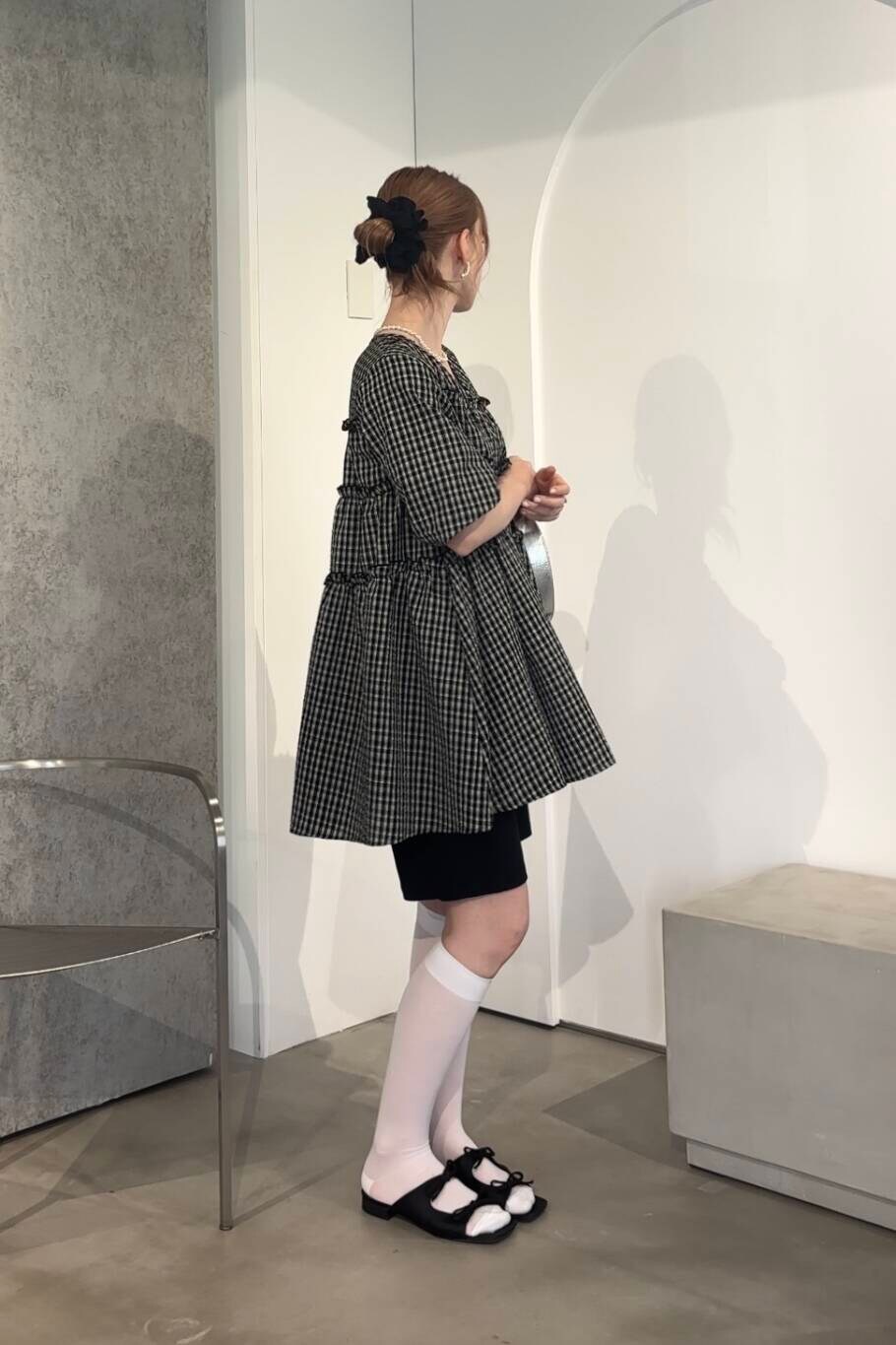 ブラック系のその他パンツ、ブラック系のワンピースを着用したレディースの夏コーディネートの2枚目の写真