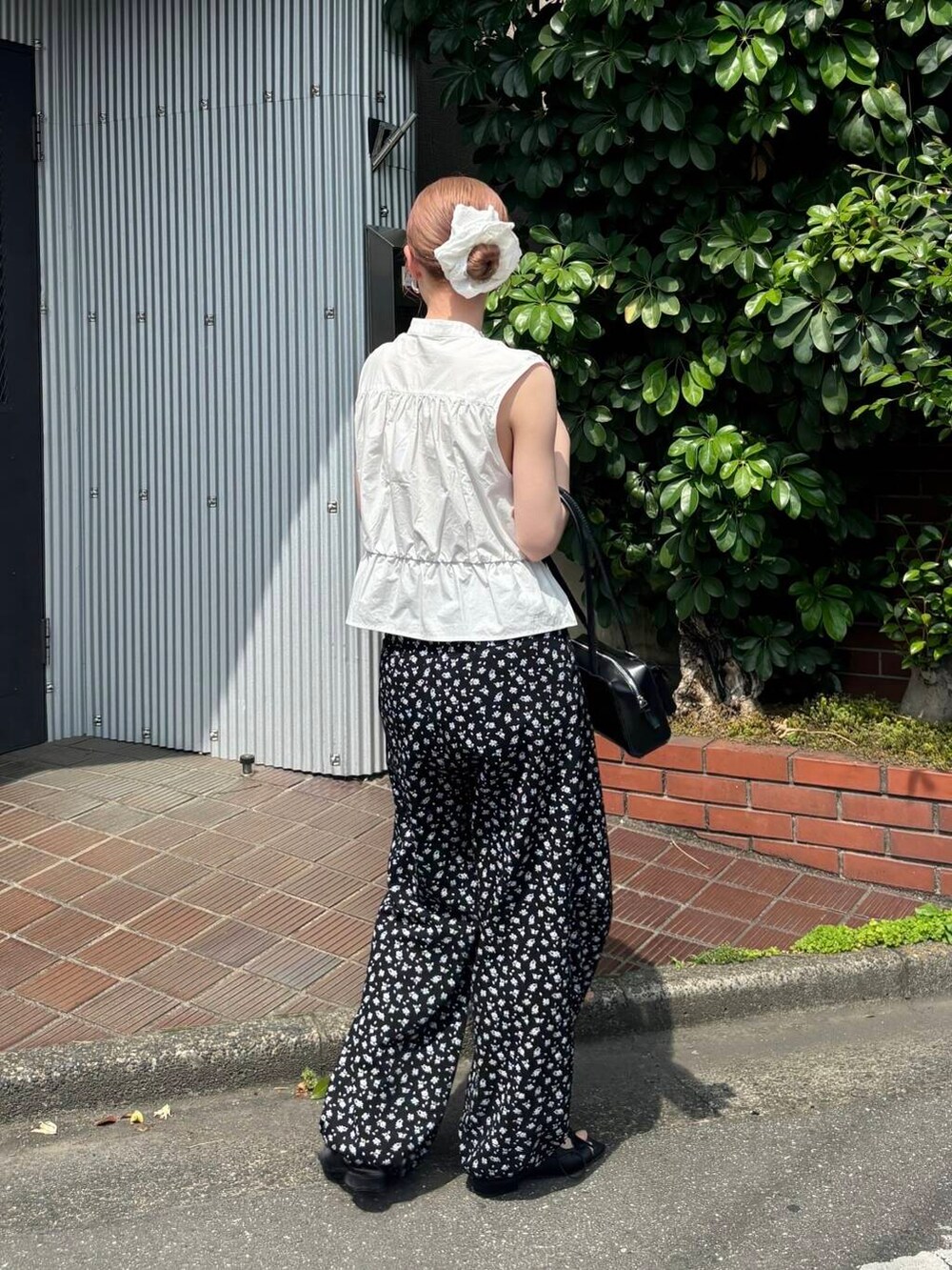 ブラック系のサンダル、ブラック系のショルダーバッグ、ブラック系のその他パンツを着用したレディースの春コーディネートの2枚目の写真