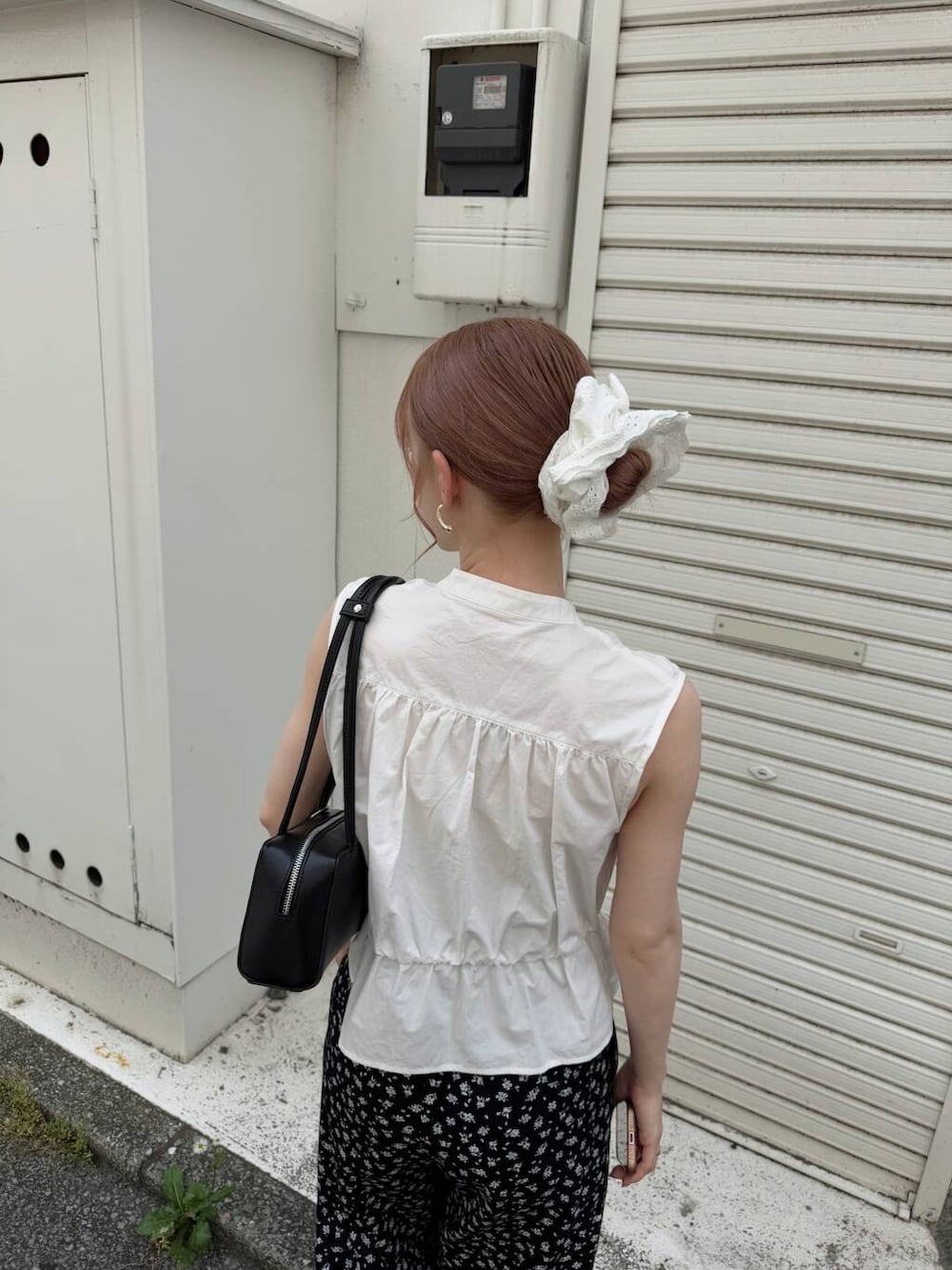 ブラック系のサンダル、ブラック系のショルダーバッグ、ブラック系のその他パンツを着用したレディースの春コーディネートの4枚目の写真