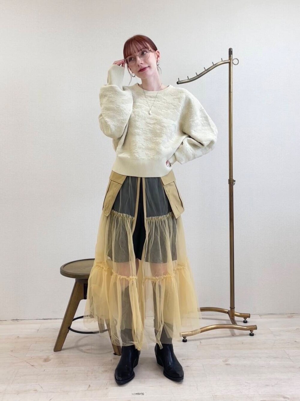 ベージュ系のスカート、グレー系のその他パンツ、ホワイト系のニット/セーターを着用したレディースの夏コーディネートの2枚目の写真