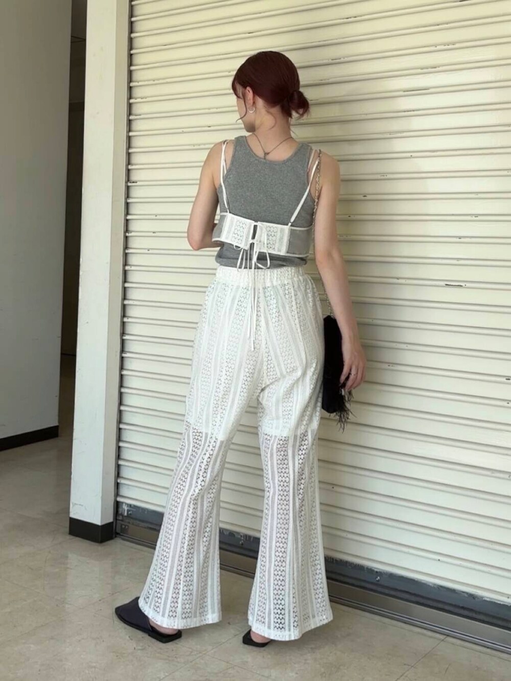 パープル系のサンダル、グレー系のタンクトップ、ホワイト系のその他トップスを着用したレディースの夏コーディネートの3枚目の写真