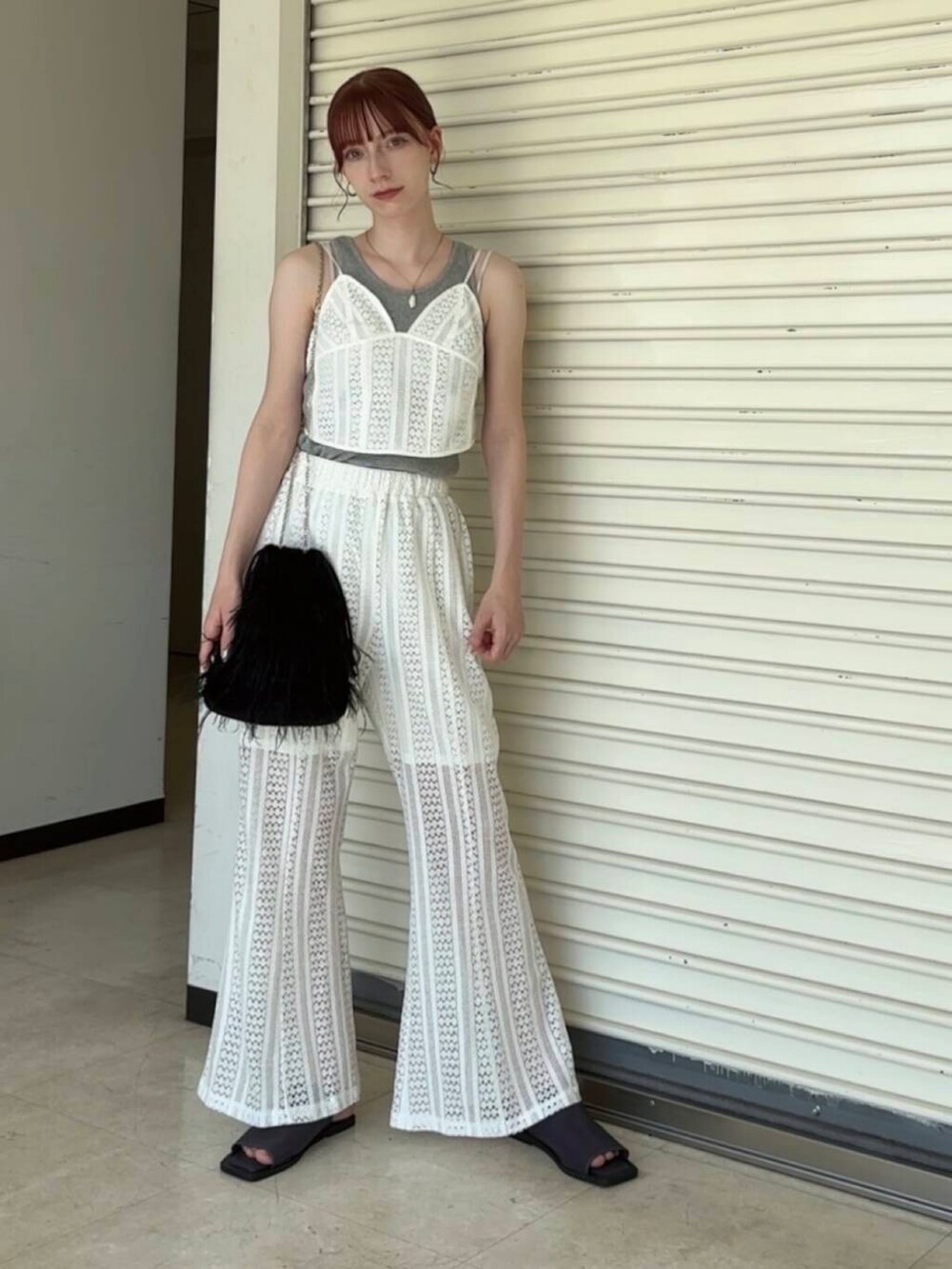 パープル系のサンダル、グレー系のタンクトップ、ホワイト系のその他トップスを着用したレディースの夏コーディネートの2枚目の写真