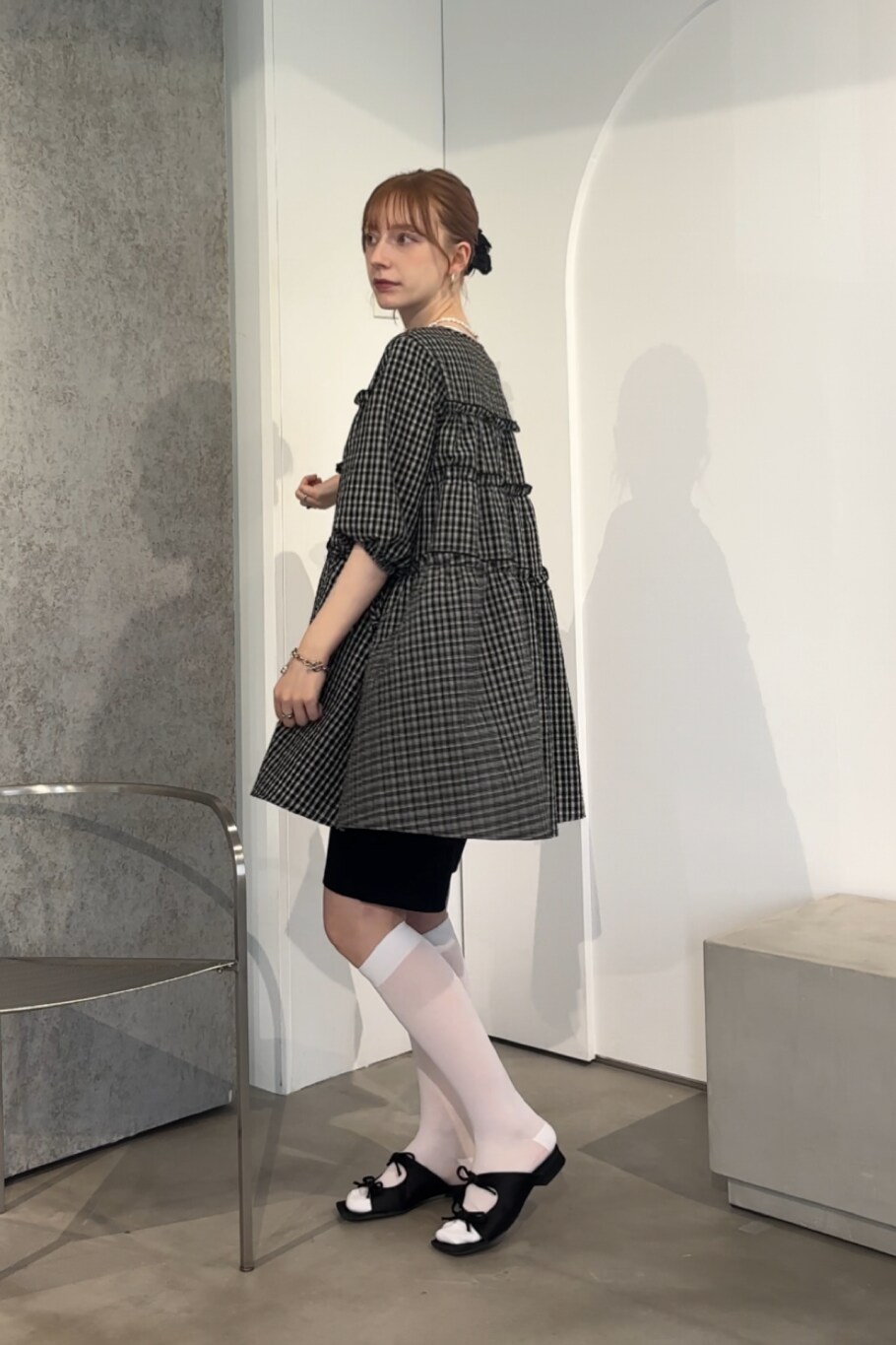 ブラック系のその他パンツ、ブラック系のワンピースを着用したレディースの夏コーディネートの3枚目の写真