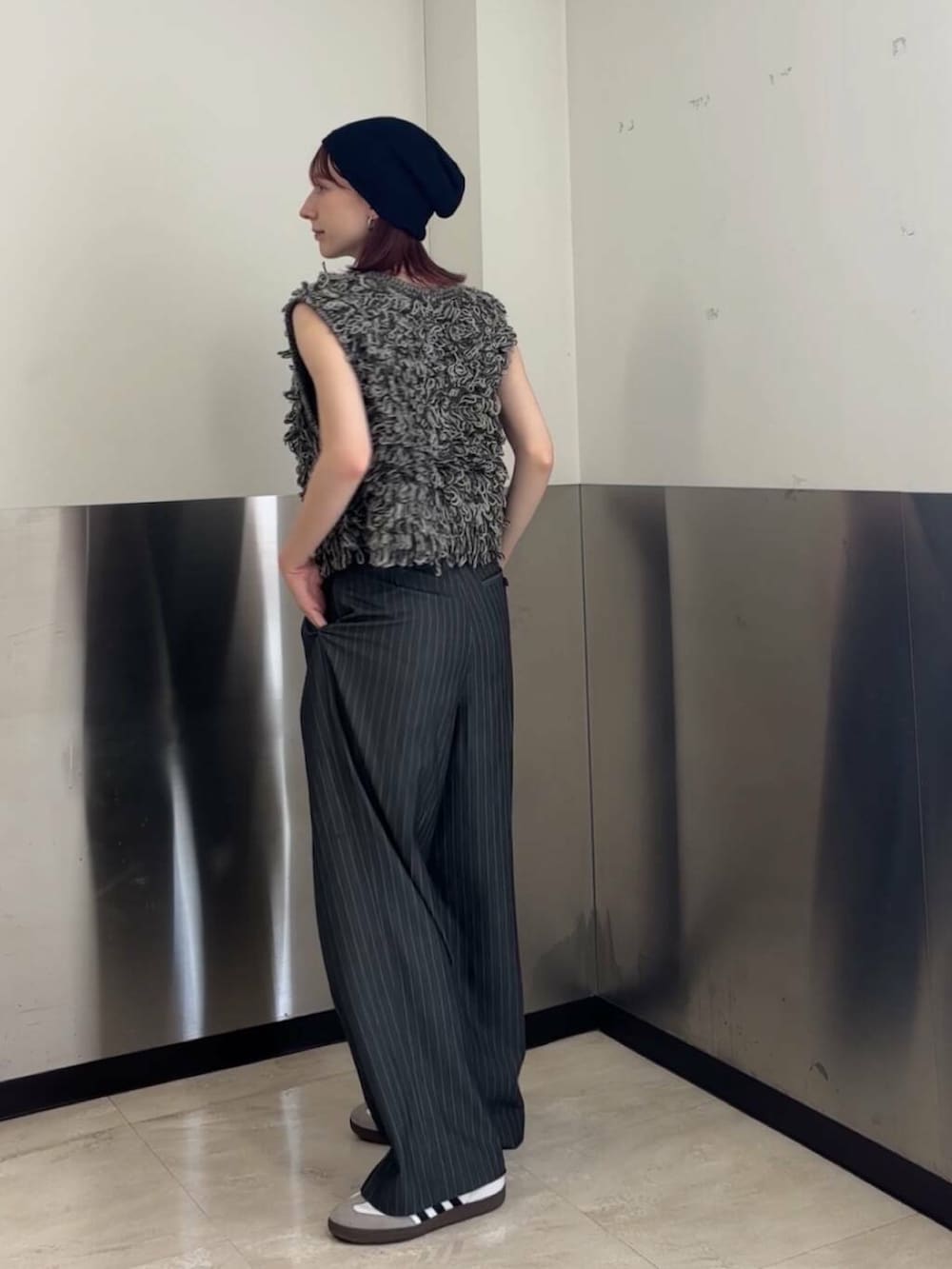 グレー系のその他パンツ、グレー系のベスト、ブルー系のニットキャップ/ビーニーを着用したレディースの夏コーディネートの2枚目の写真