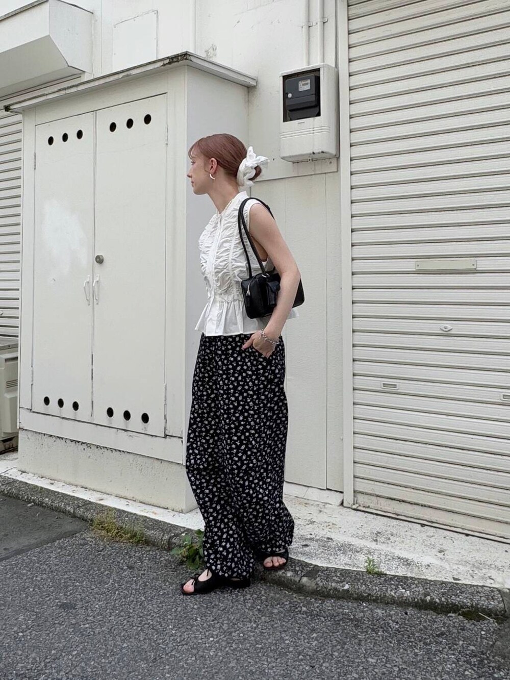 ブラック系のサンダル、ブラック系のショルダーバッグ、ブラック系のその他パンツを着用したレディースの春コーディネートの3枚目の写真