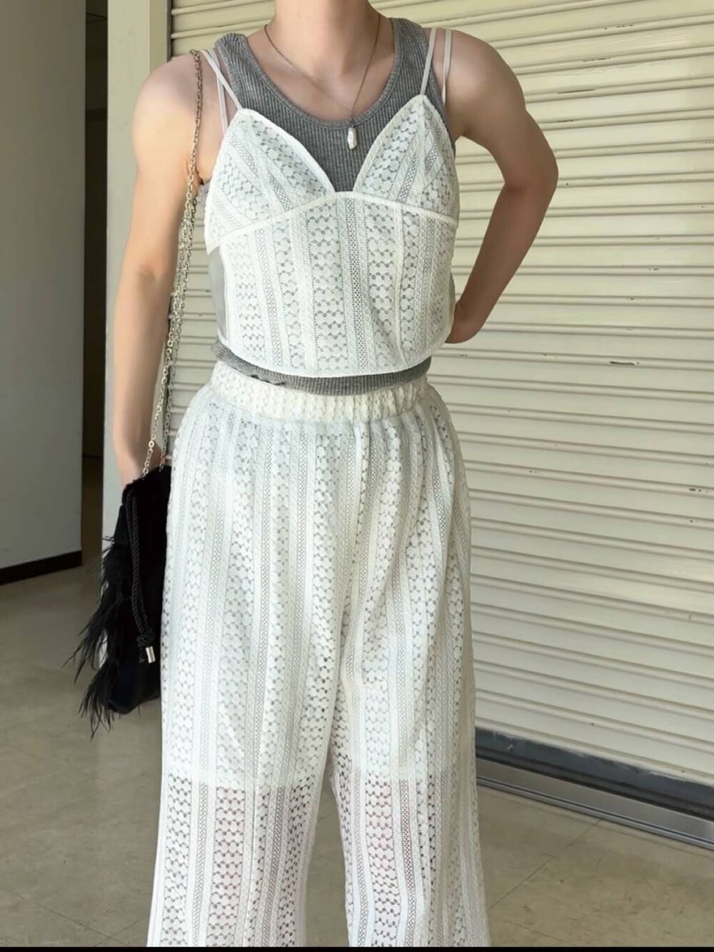 パープル系のサンダル、グレー系のタンクトップ、ホワイト系のその他トップスを着用したレディースの夏コーディネートの4枚目の写真