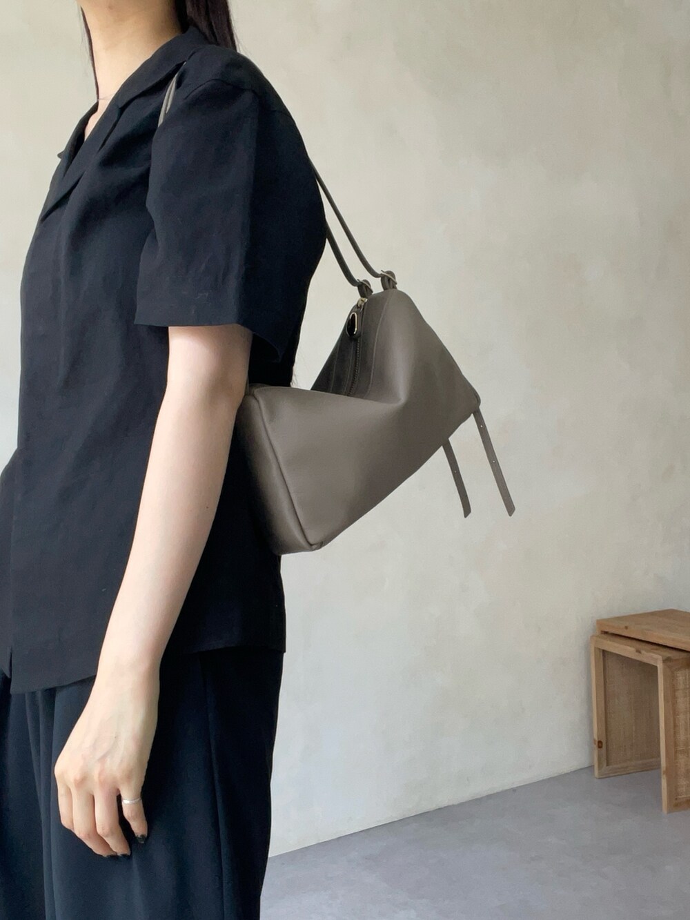 ベージュ系のショルダーバッグを着用したレディースの夏コーディネートの3枚目の写真