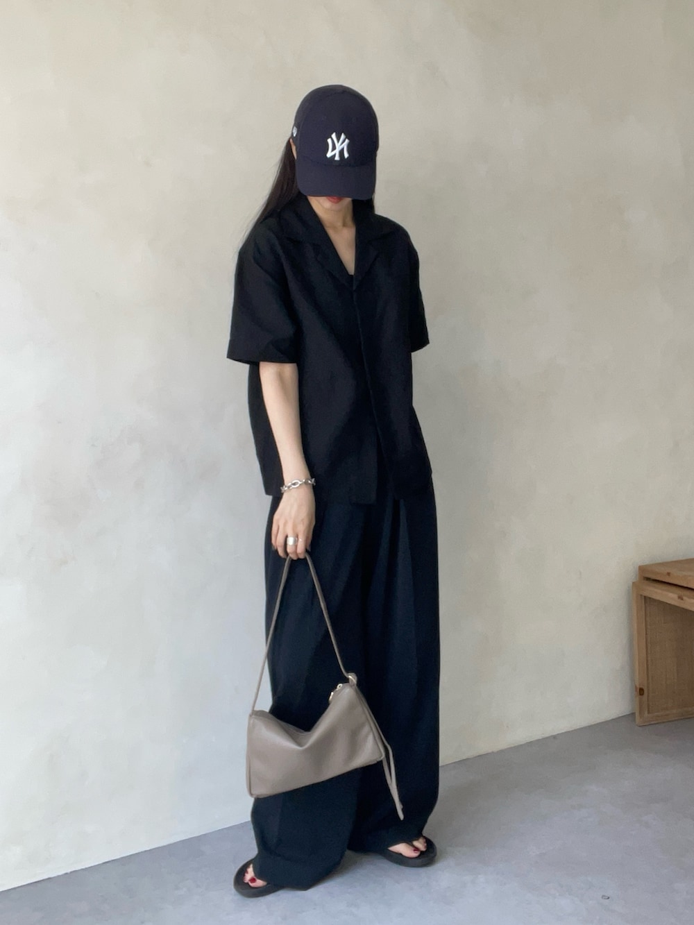 ベージュ系のショルダーバッグを着用したレディースの夏コーディネートの4枚目の写真