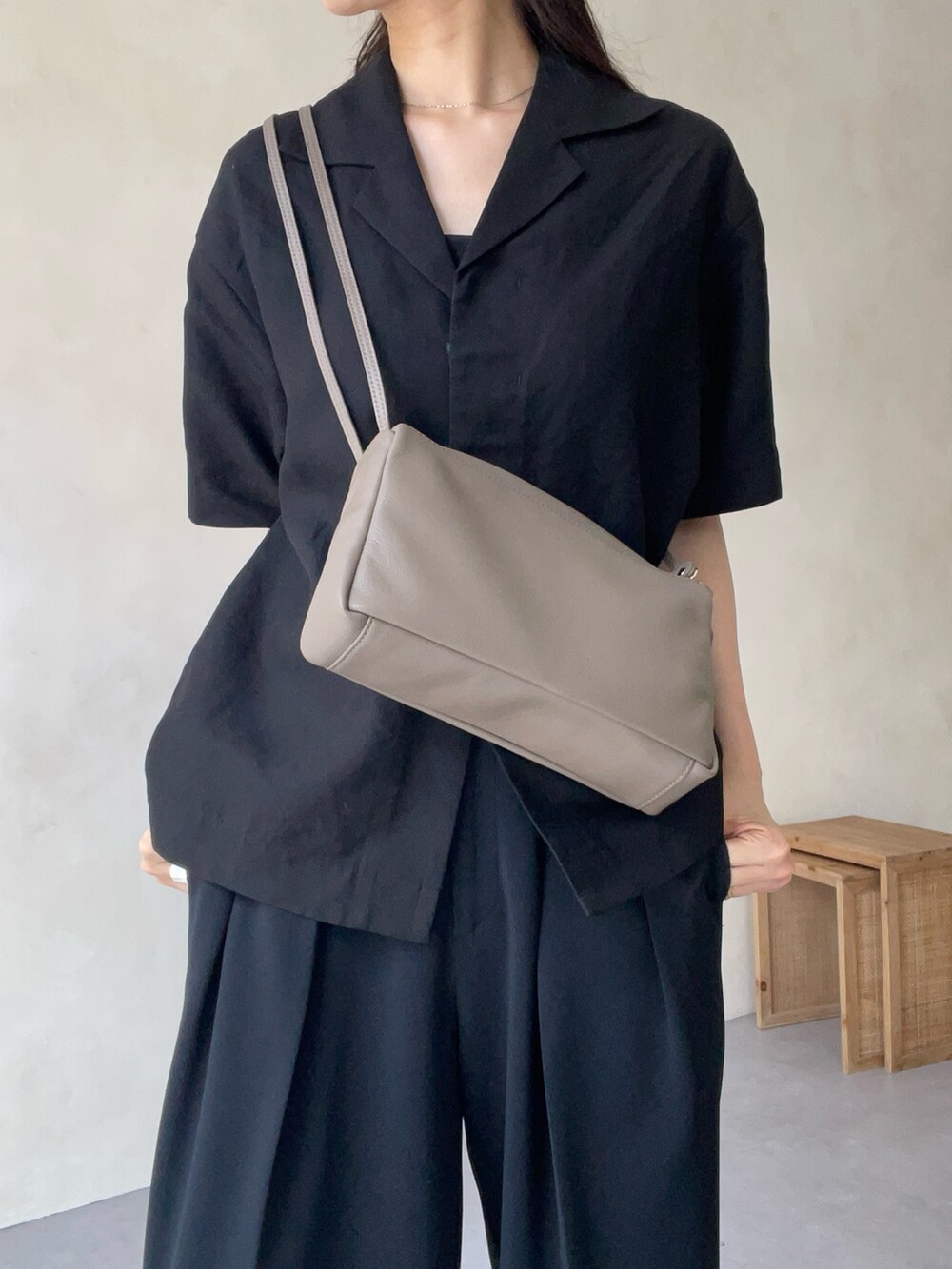 ベージュ系のショルダーバッグを着用したレディースの夏コーディネートの2枚目の写真