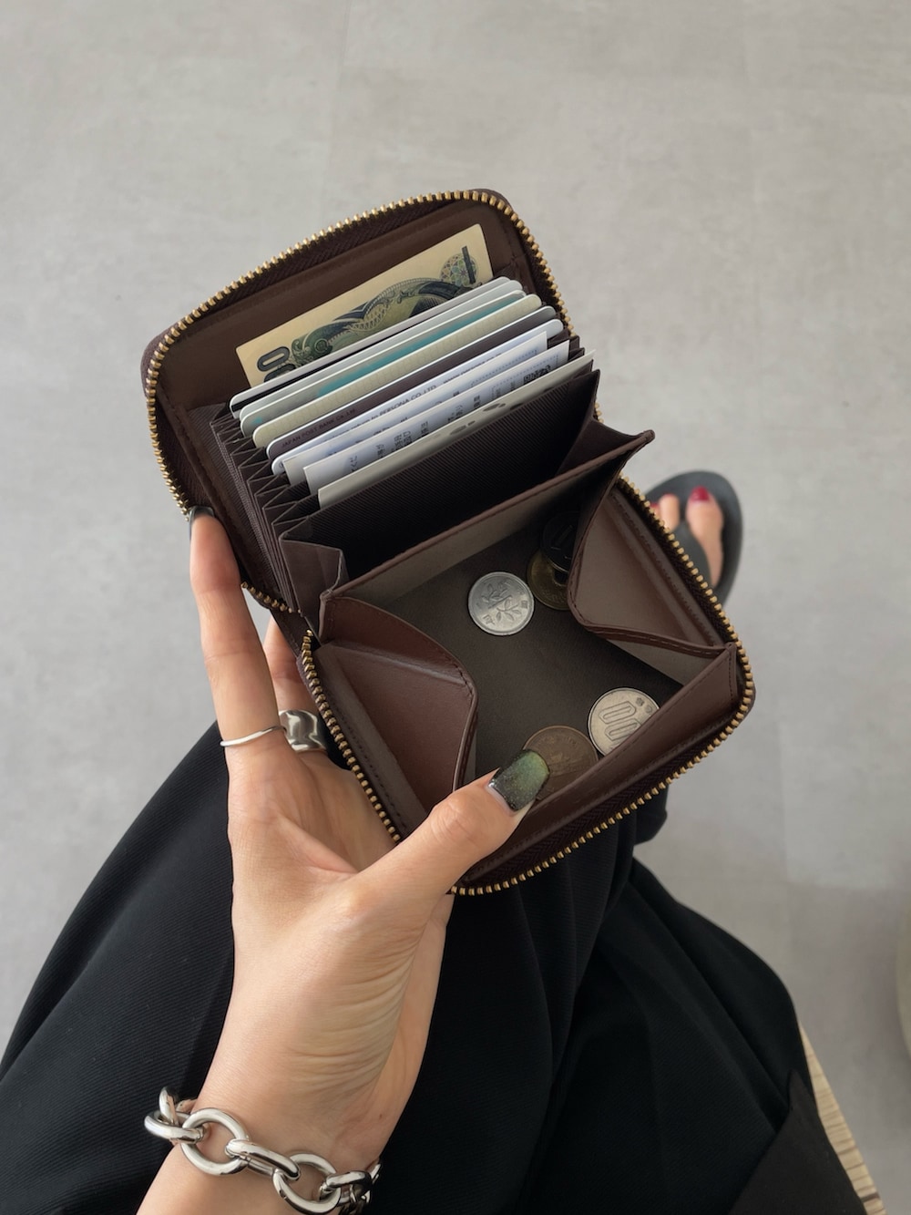 「財布、財布/小物、2つ折り、２つ折り財布、レザー小物、休日スタイル、大人かわいい、キレイめ、レディースファッション」｜「gemeilの【ジャバラ折財布】ラウンドファスナーミニウォレット（SO-436）（財布、ブラウン系）」を使った、yukinaさん（レディース・171cm）の夏コーディネートの2枚目の写真