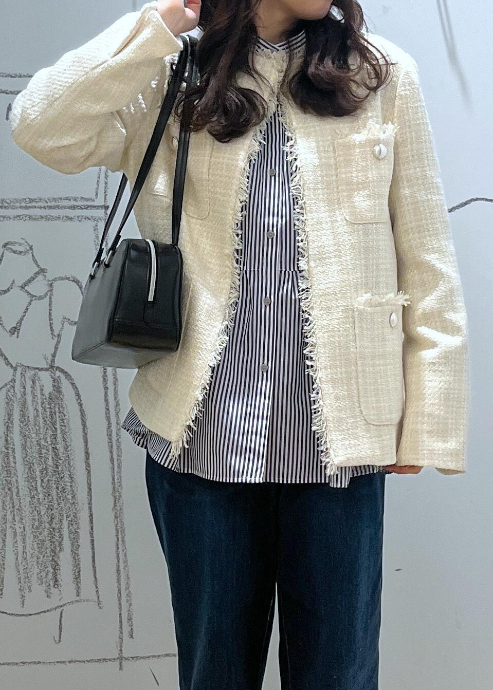 ブルー系のデニムパンツ、ブラック系のブーツ、ブラック系のボストンバッグを着用したレディースの冬コーディネートの7枚目の写真