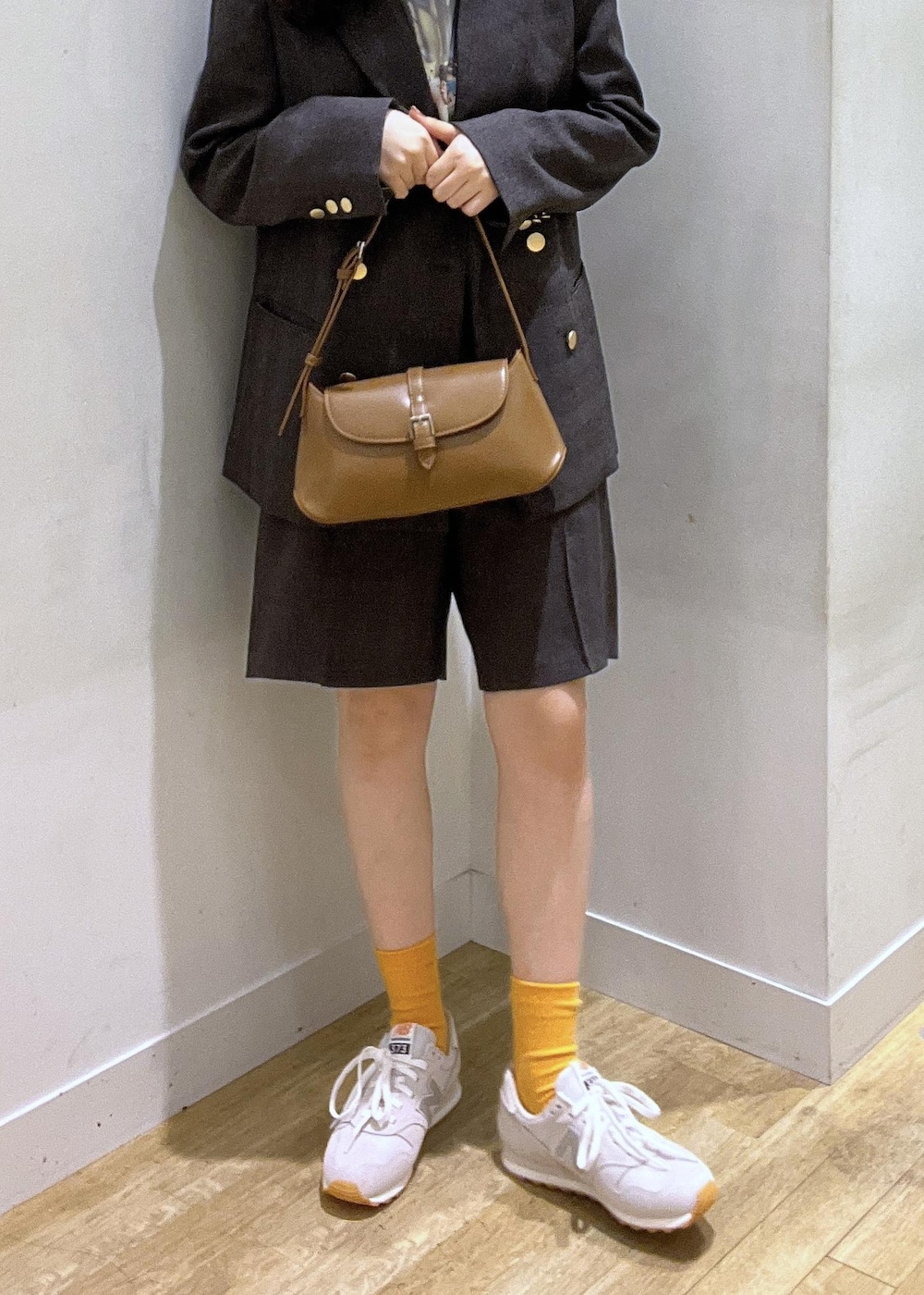 ブラウン系のテーラードジャケット、ブラウン系のショルダーバッグ、ブラウン系のその他パンツを着用したレディースの秋コーディネートの3枚目の写真