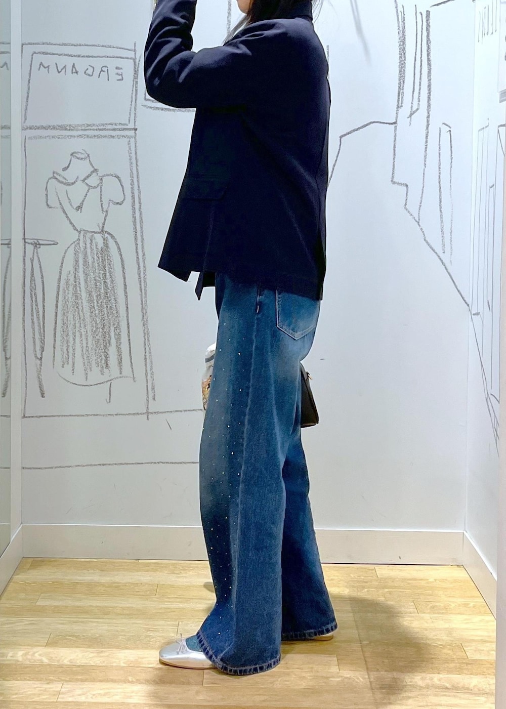 ブルー系のデニムパンツ、ブルー系のテーラードジャケット、シルバー系のバレエシューズを着用したレディースの冬コーディネートの5枚目の写真