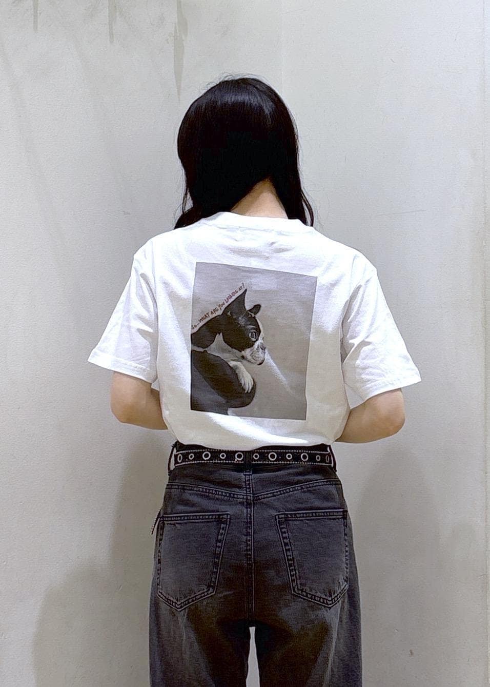 ホワイト系のスカート、イエロー系のトートバッグ、ホワイト系のTシャツ/カットソーを着用したレディースの春コーディネートの8枚目の写真