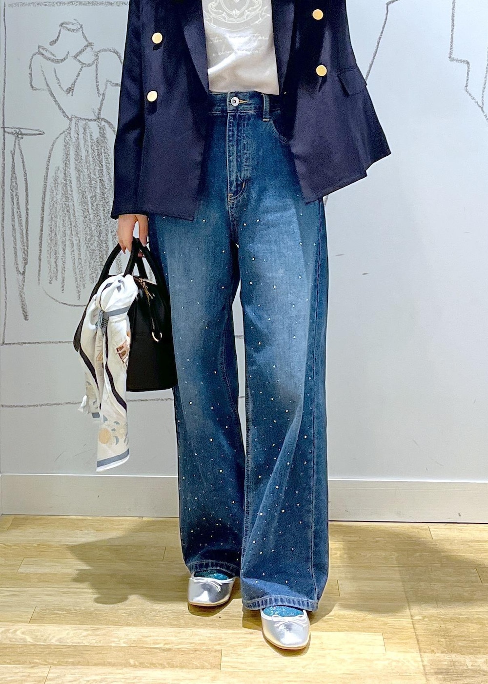 ブルー系のデニムパンツ、ブルー系のテーラードジャケット、シルバー系のバレエシューズを着用したレディースの冬コーディネートの7枚目の写真