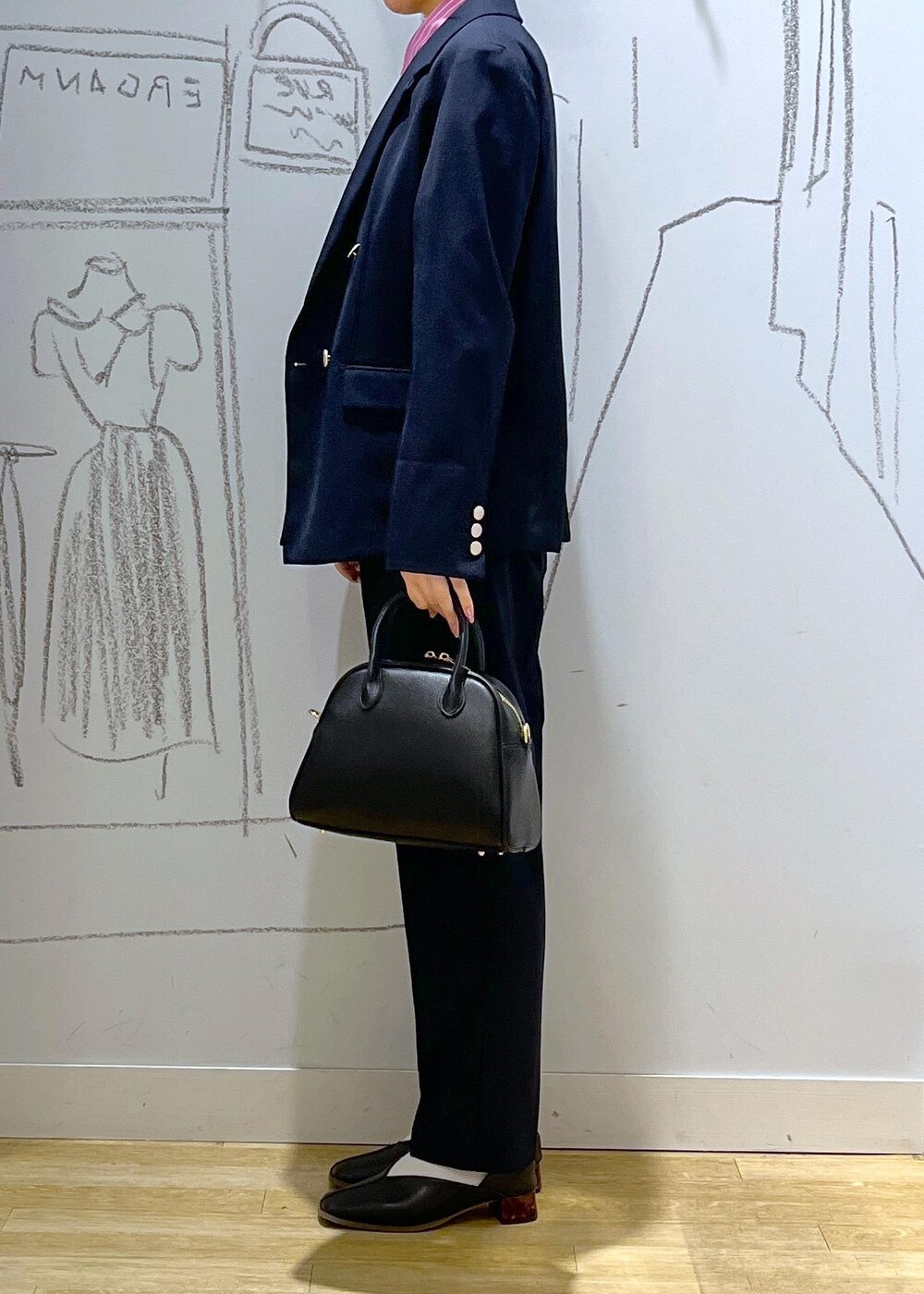 ピンク系のシャツ/ブラウス、ブルー系のその他パンツ、ブルー系のテーラードジャケットを着用したレディースの春コーディネートの5枚目の写真