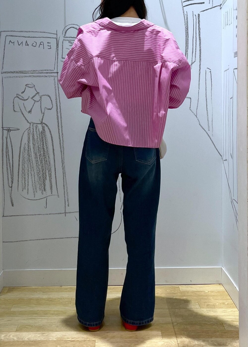ブルー系のデニムパンツ、ベージュ系のボストンバッグ、ピンク系のシャツ/ブラウスを着用したレディースの春コーディネートの4枚目の写真