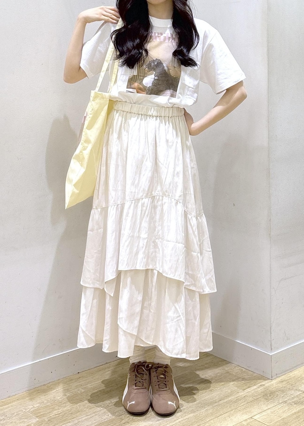 ホワイト系のスカート、イエロー系のトートバッグ、ホワイト系のTシャツ/カットソーを着用したレディースの春コーディネートの2枚目の写真