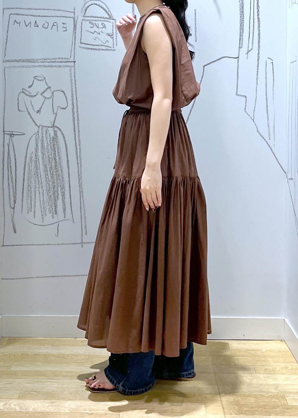 ブラック系のハンドバッグ、ブルー系のデニムパンツ、ブラウン系のサンダルを着用したレディースの夏コーディネートの5枚目の写真